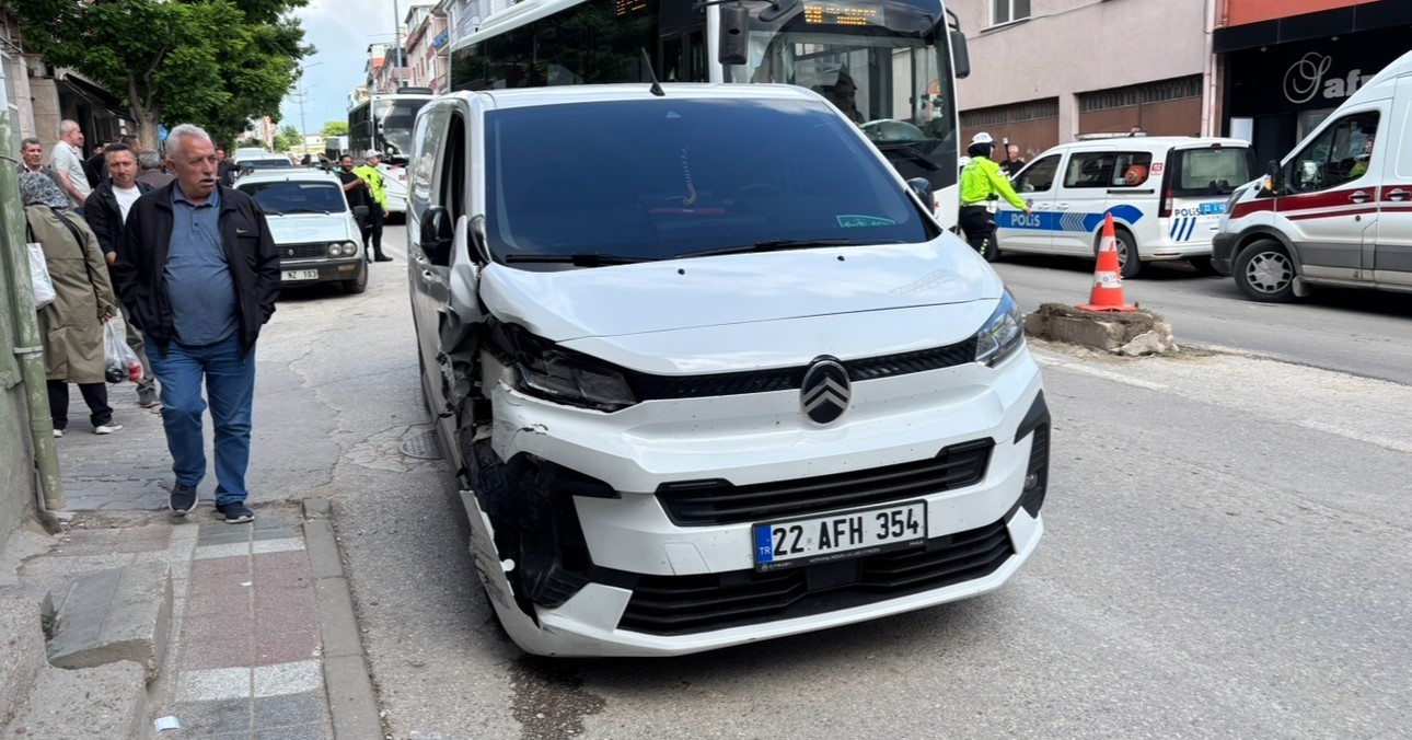 Edirne’de kontrolden çıkan panelvan park halindeki araçlara çarptı: 2 yaralı