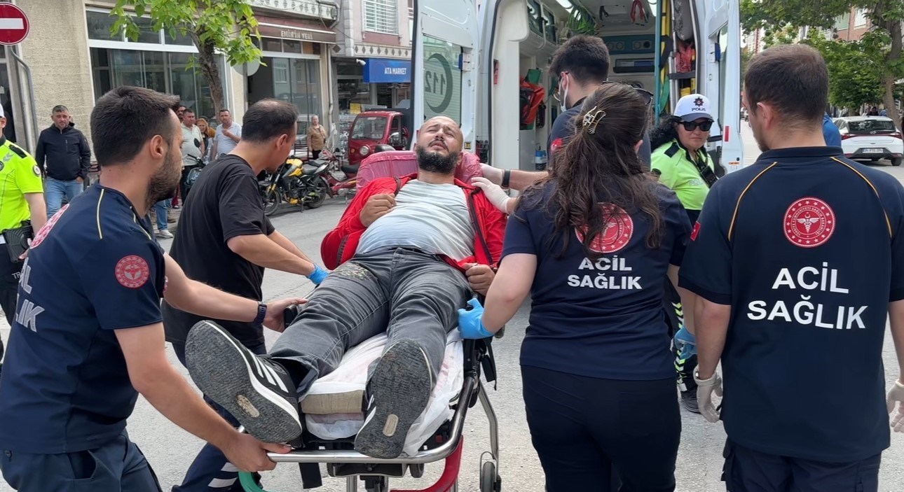 Edirne&rsquo;de kontrolden &ccedil;ıkan panelvan park halindeki ara&ccedil;lara &ccedil;arptı: 2 yaralı
