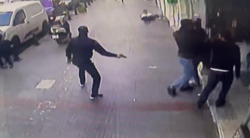 Gaziantep&rsquo;te silahlı kavgada 4 kişi yaralandı: O anlar kamerada
