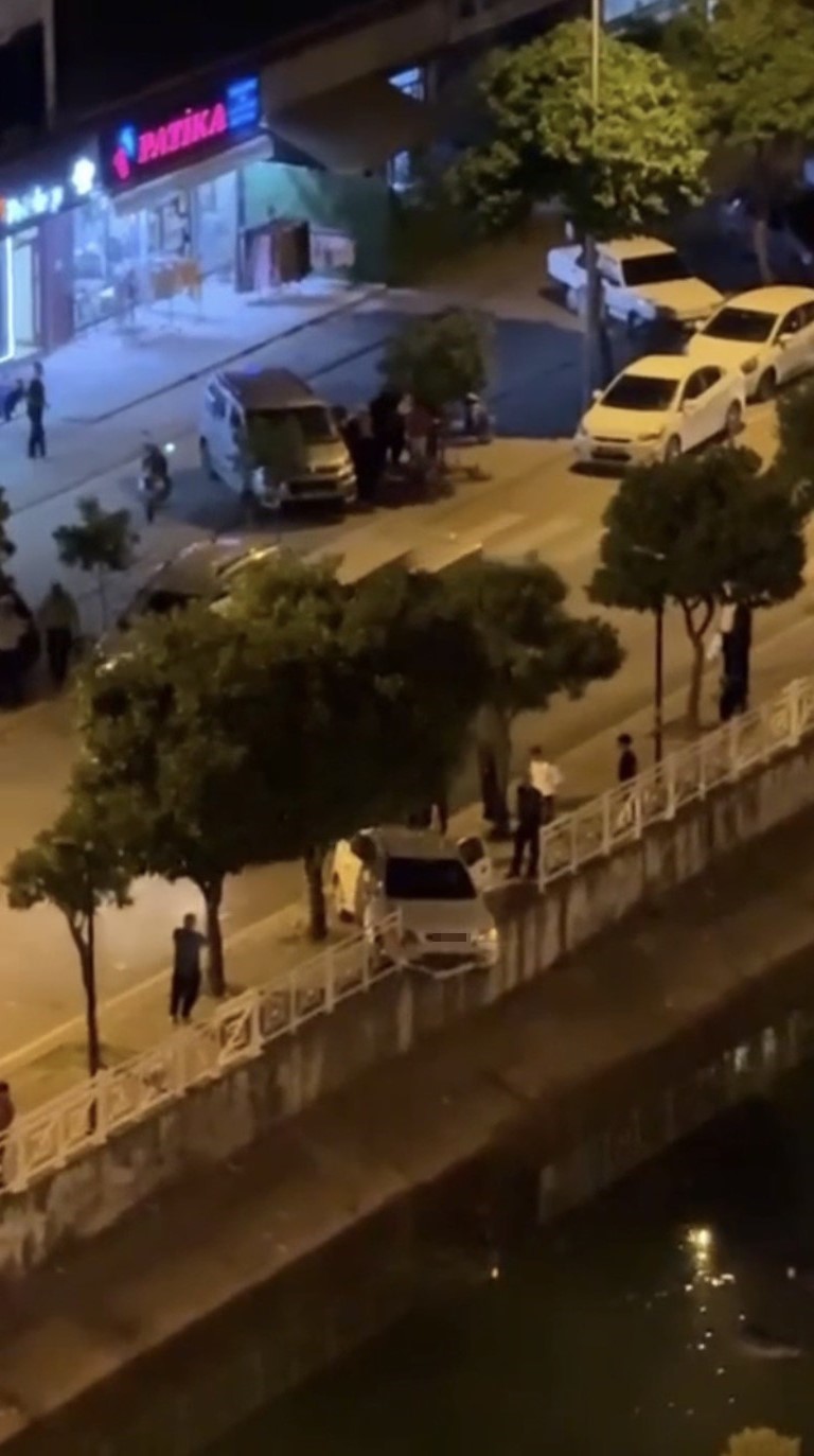 Otomobil, sulama kanalı korkuluğuna &ccedil;arpıp asılı kaldı
