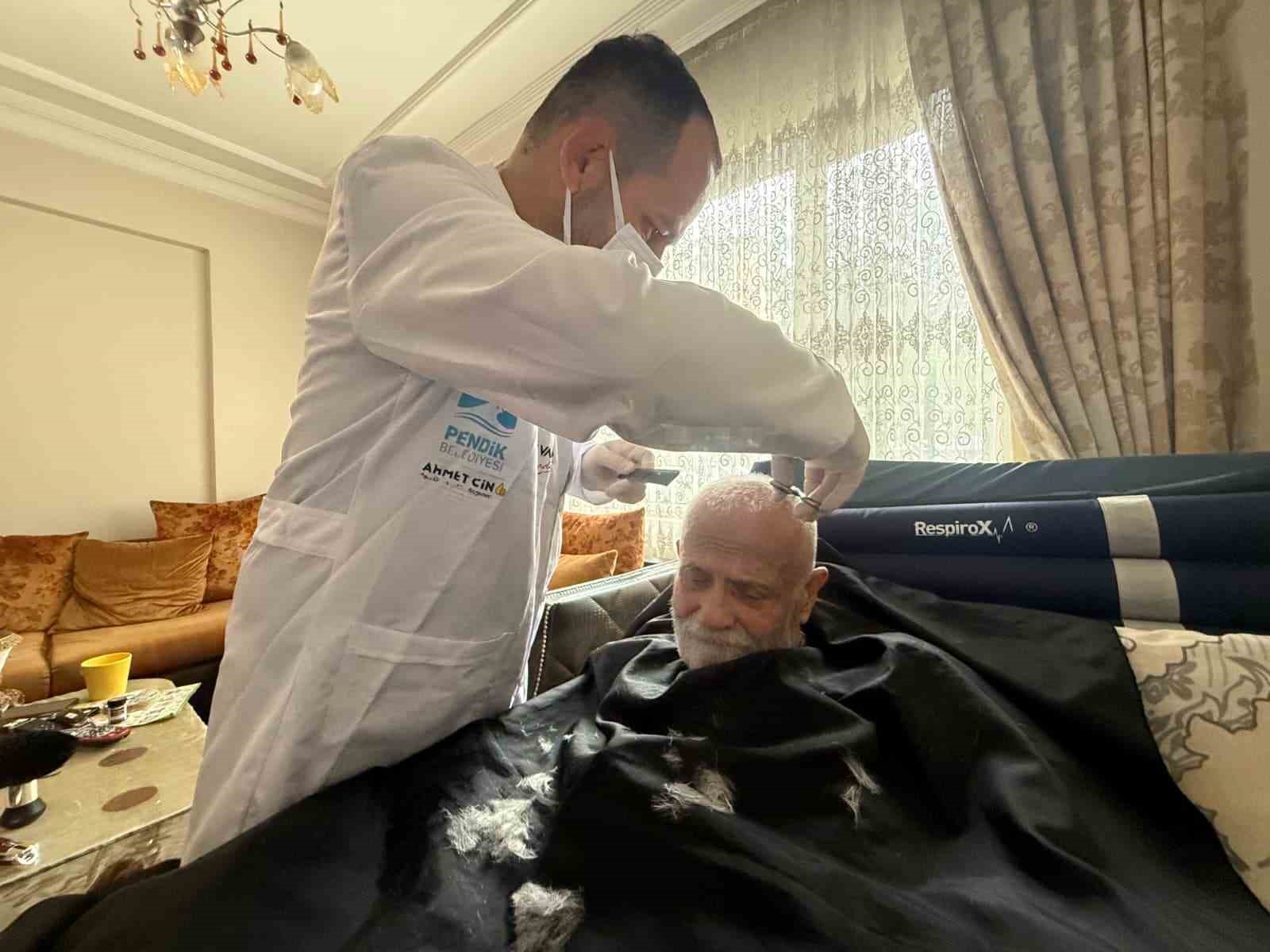 Pendik’te yatağa bağımlı hastalara berber hizmeti devam ediyor