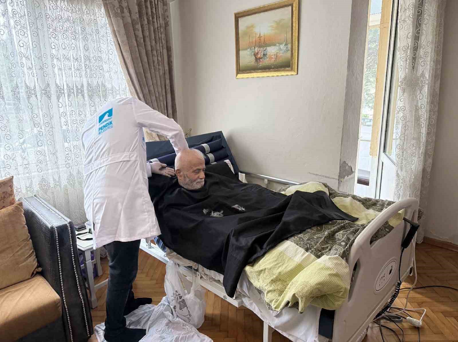 Pendik&rsquo;te yatağa bağımlı hastalara berber hizmeti devam ediyor
