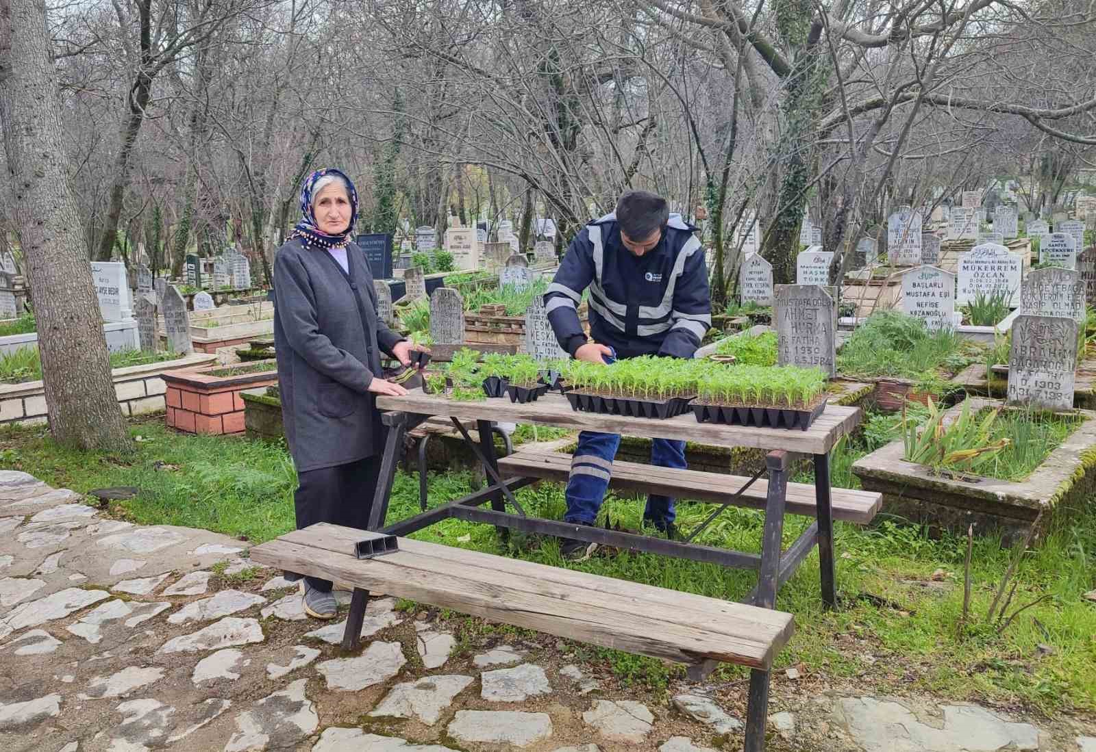 Büyükşehir’in mezarlıklarda bayram hazırlığı sürüyor