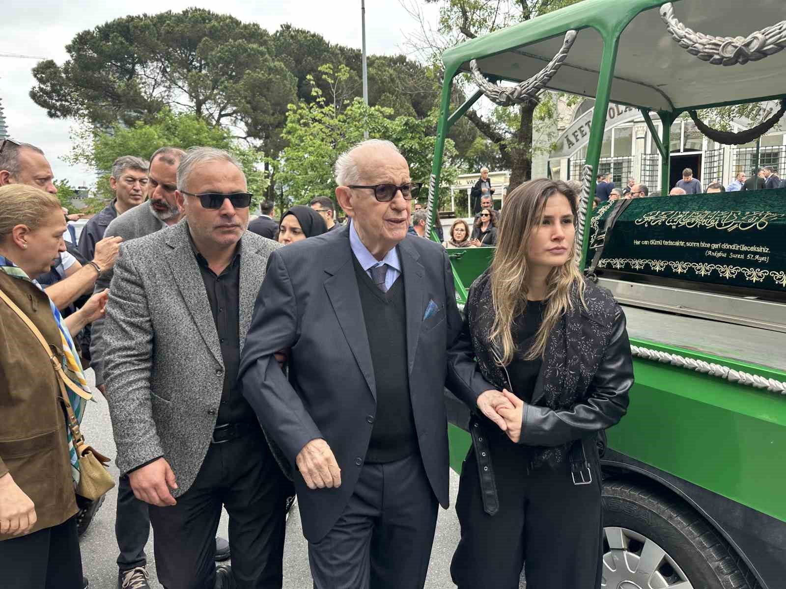 TFF Onursal Başkanı Şenes Erzik’in acı günü: Eşi Dilek Erzik son yolculuğuna uğurlandı