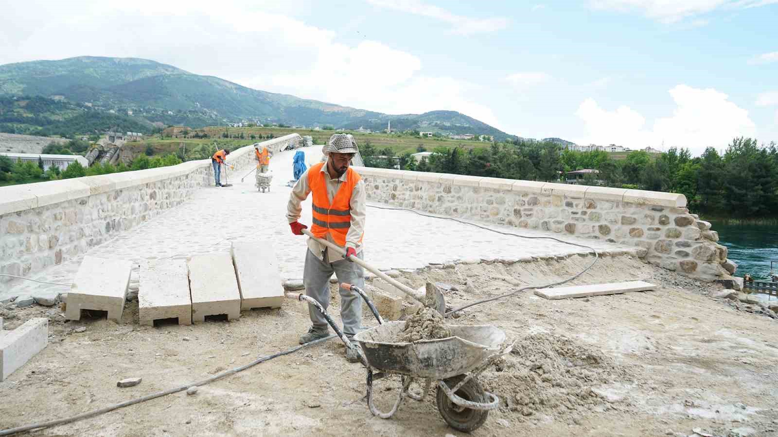 Kahramanmaraş’ta tarihi Ceyhan Köprüsü yenileniyor