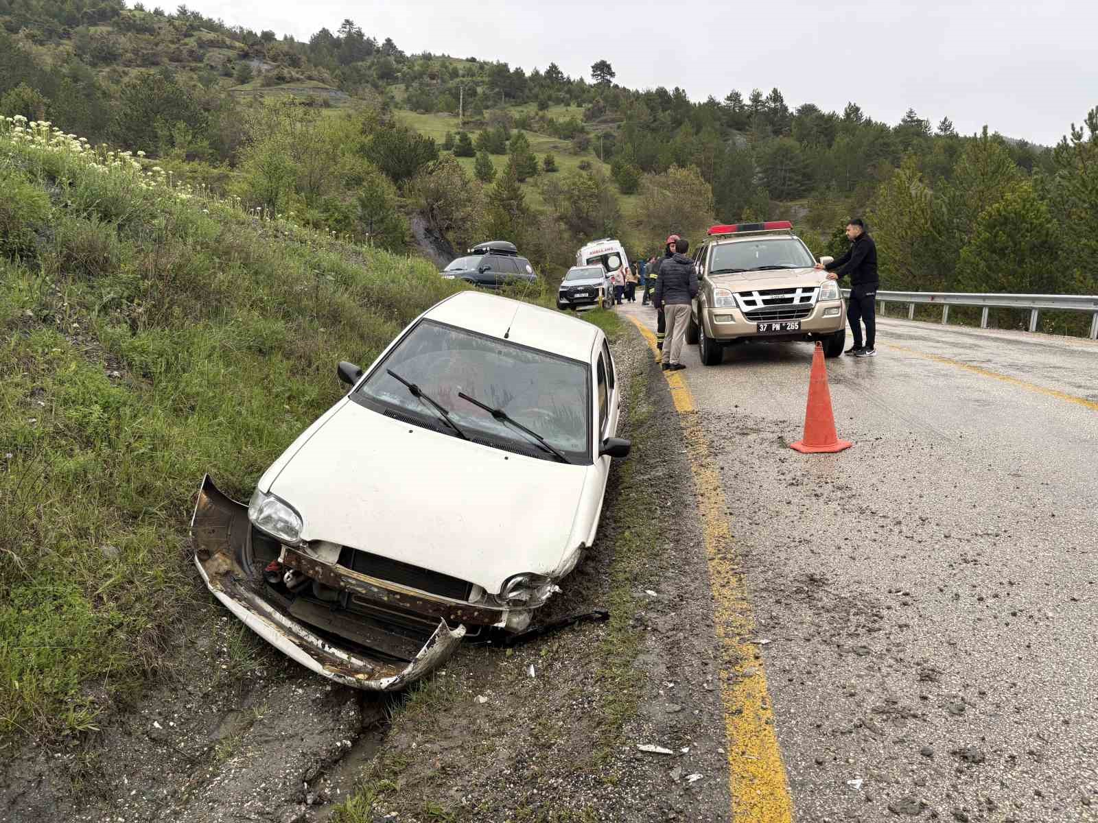 Kontrolden çıkan otomobil şarampole çarptı: 3 yaralı
