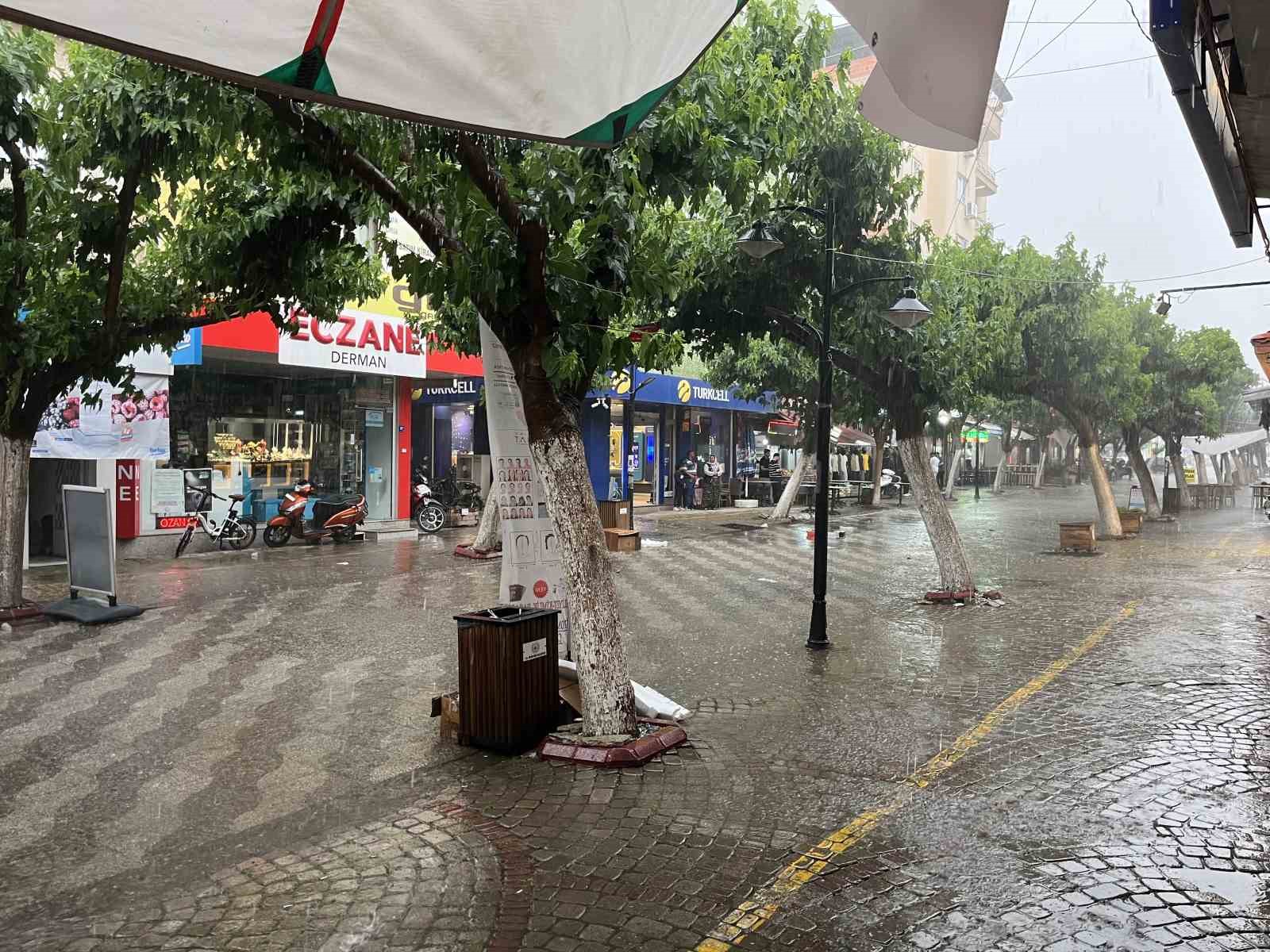 İncirliova&rsquo;da sağanak ve fırtına etkili oldu
