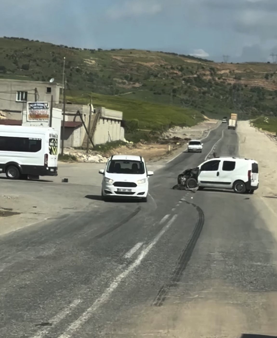 Siirt OSB’de iki hafif ticari araç çarpıştı