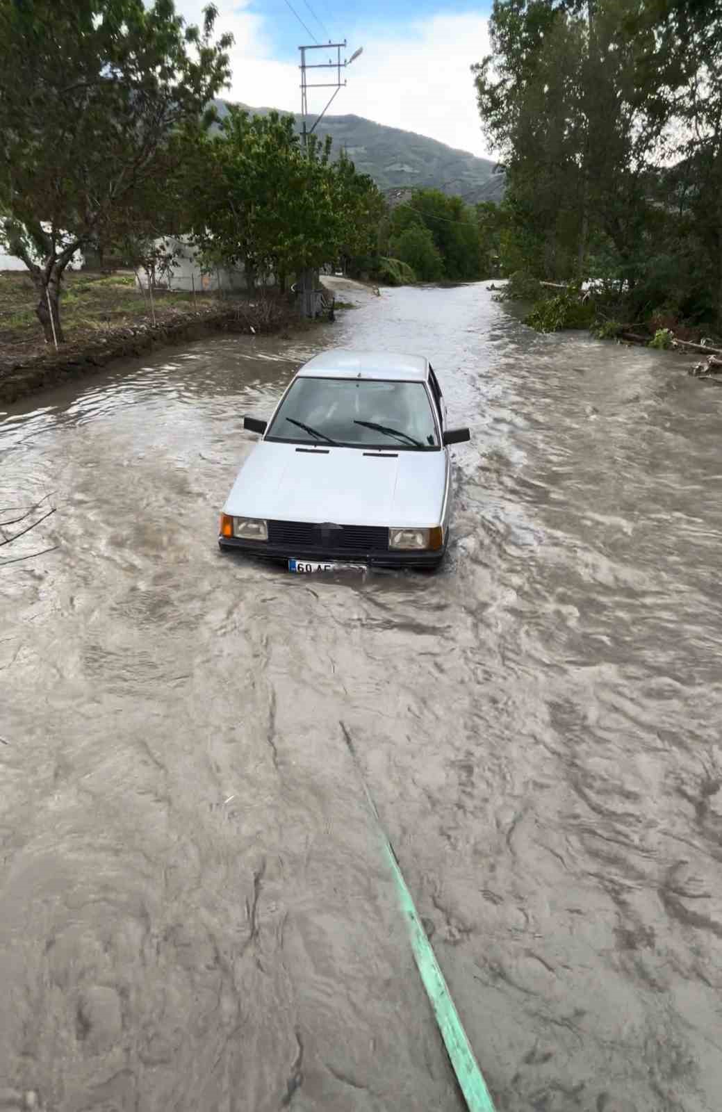 Tokat&rsquo;ta taşkında mahsur kalan ara&ccedil; son anda kurtarıldı
