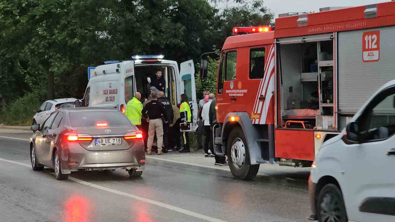 Su kanalına devrilen otomobildeki 2 kişi yaralandı
