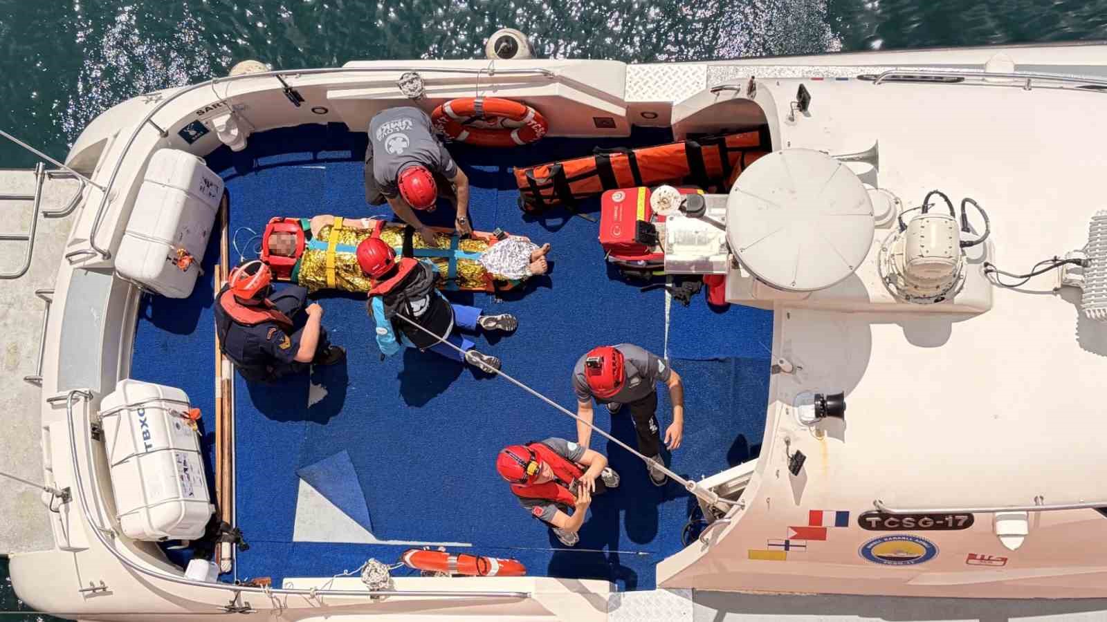 Yalova a&ccedil;ıklarında gemide yaralanan personel tahliye edildi
