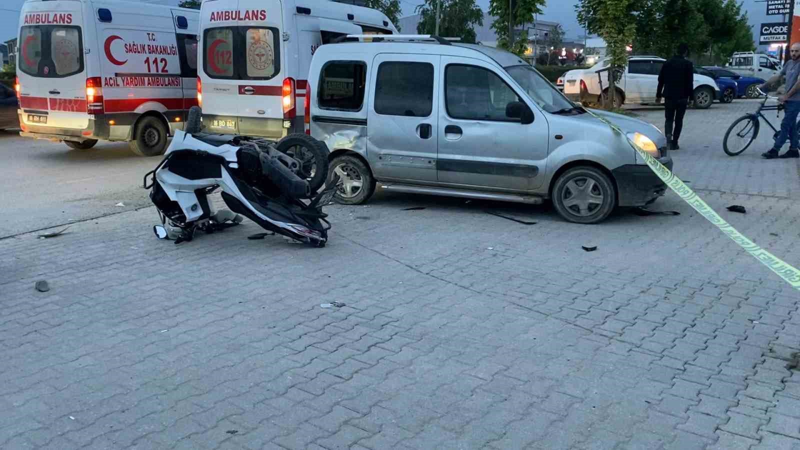 Hafif ticari araçla çarpışan motosikletteki 2 kişi yaralandı