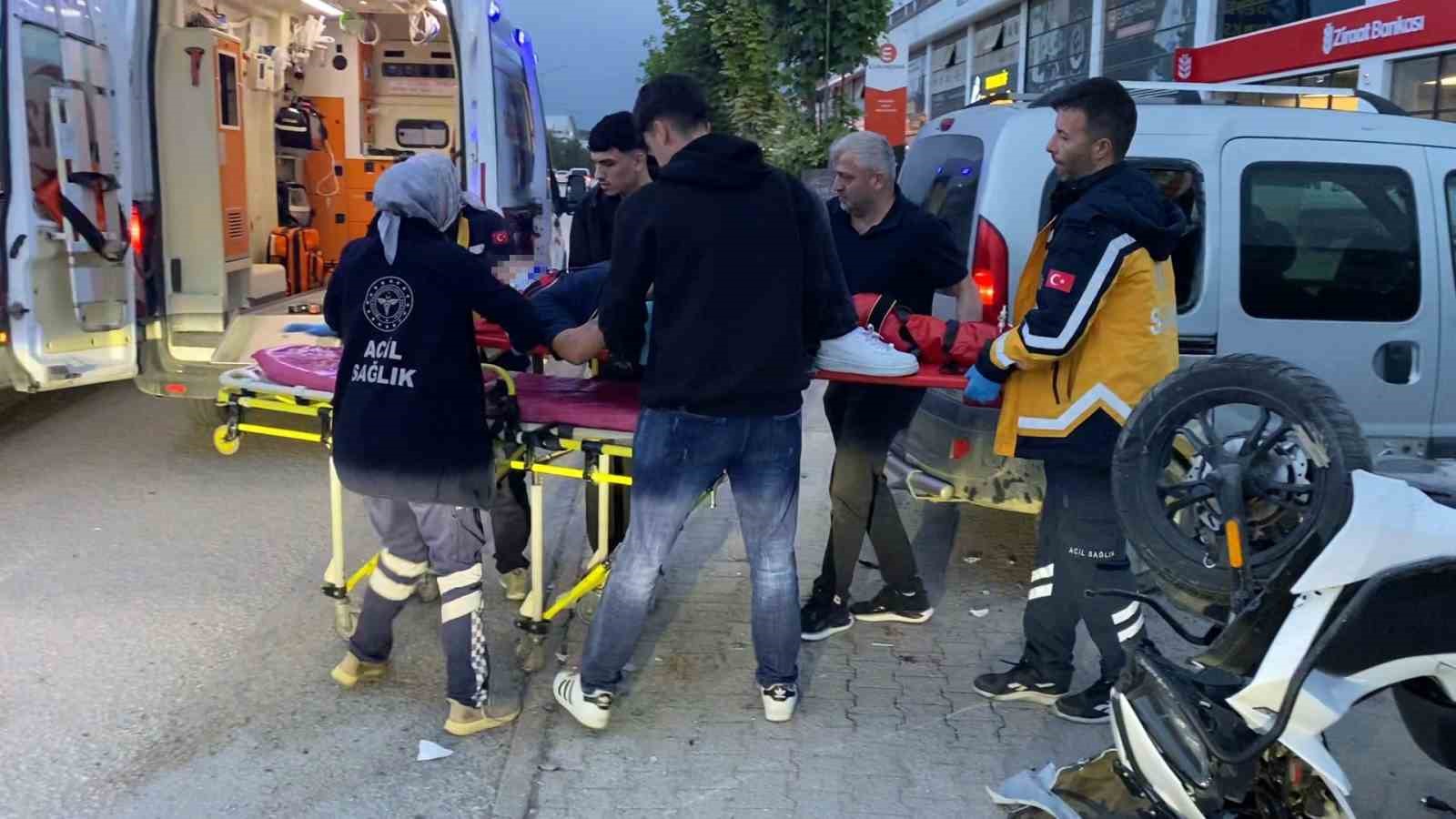 Hafif ticari araçla çarpışan motosikletteki 2 kişi yaralandı