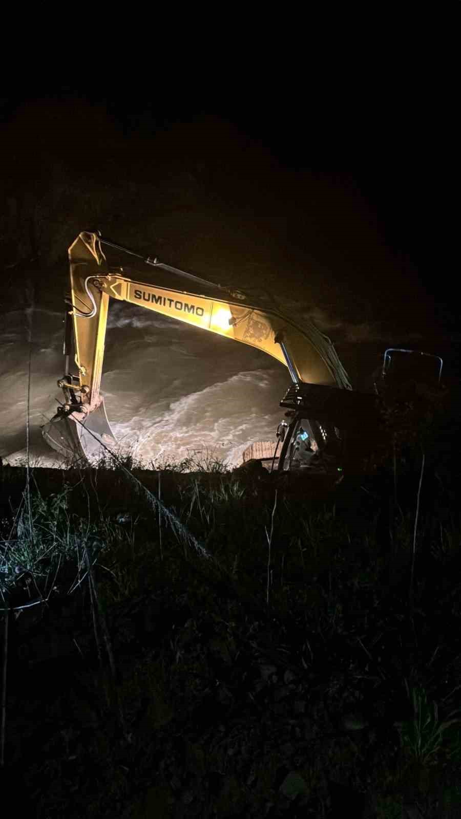 Derede balık avlayan amca ve yeğeni sel sularına kapıldı