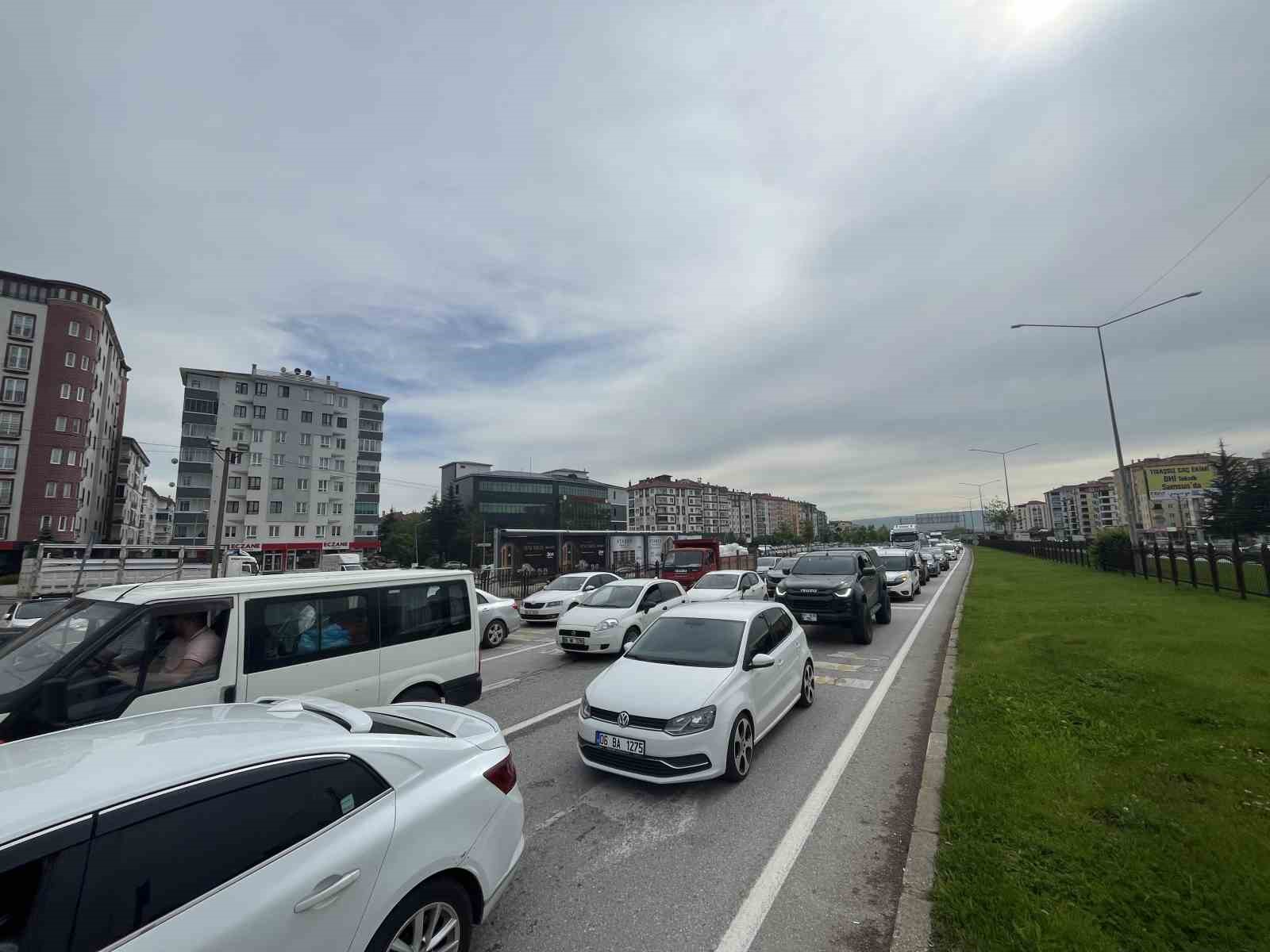 Karadeniz yolunda bayram yoğunluğu havadan g&ouml;r&uuml;nt&uuml;lendi
