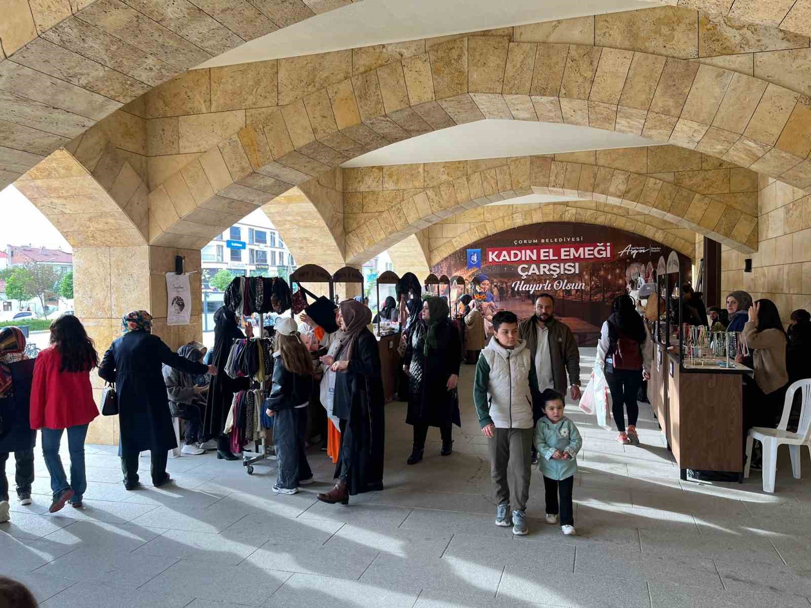 El emeği &uuml;r&uuml;nler tezgaha &ccedil;ıktı: Kadın &uuml;reticiler aile ekonomisine katkı sağlıyor
