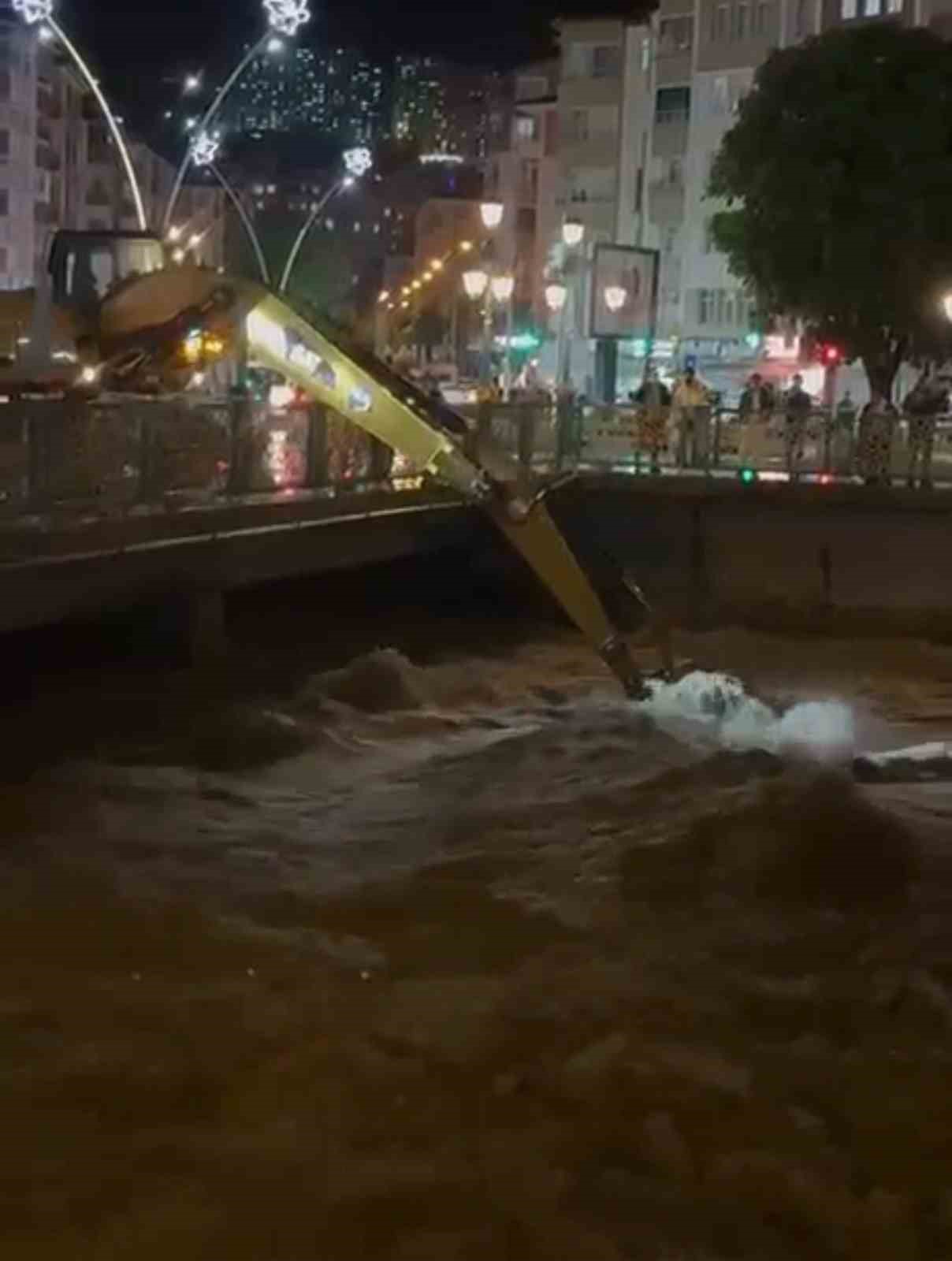 Tokat’ta Atatürk Köprüsü, taşkın riskine karşı yaya trafiğine kapatıldı