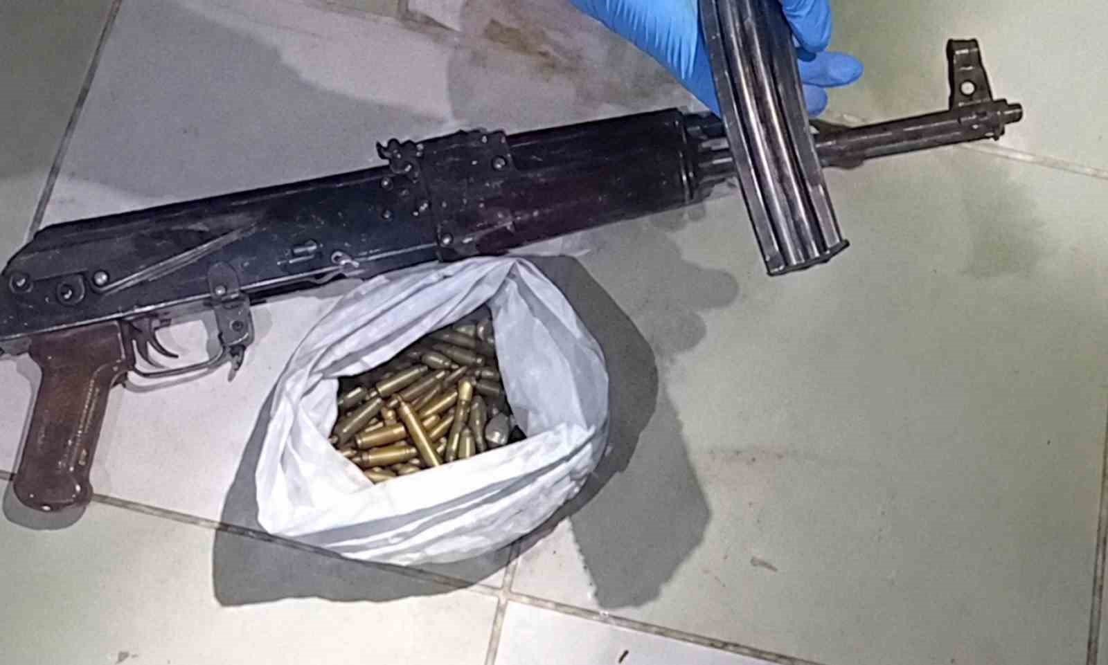 Kırıkkale&rsquo;de &ccedil;atıya gizlenen &ccedil;uvaldan Kalaşnikof &ccedil;ıktı
