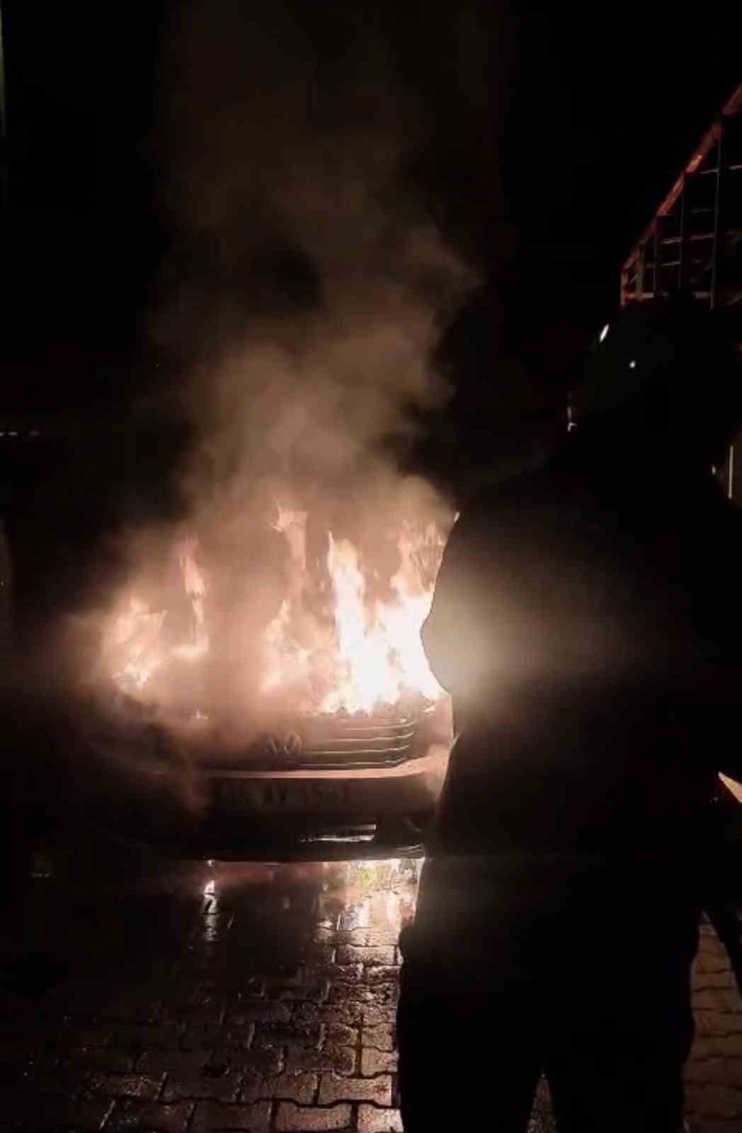 Kayseri’de yolda arızalanan otomobil sanayide alev aldı