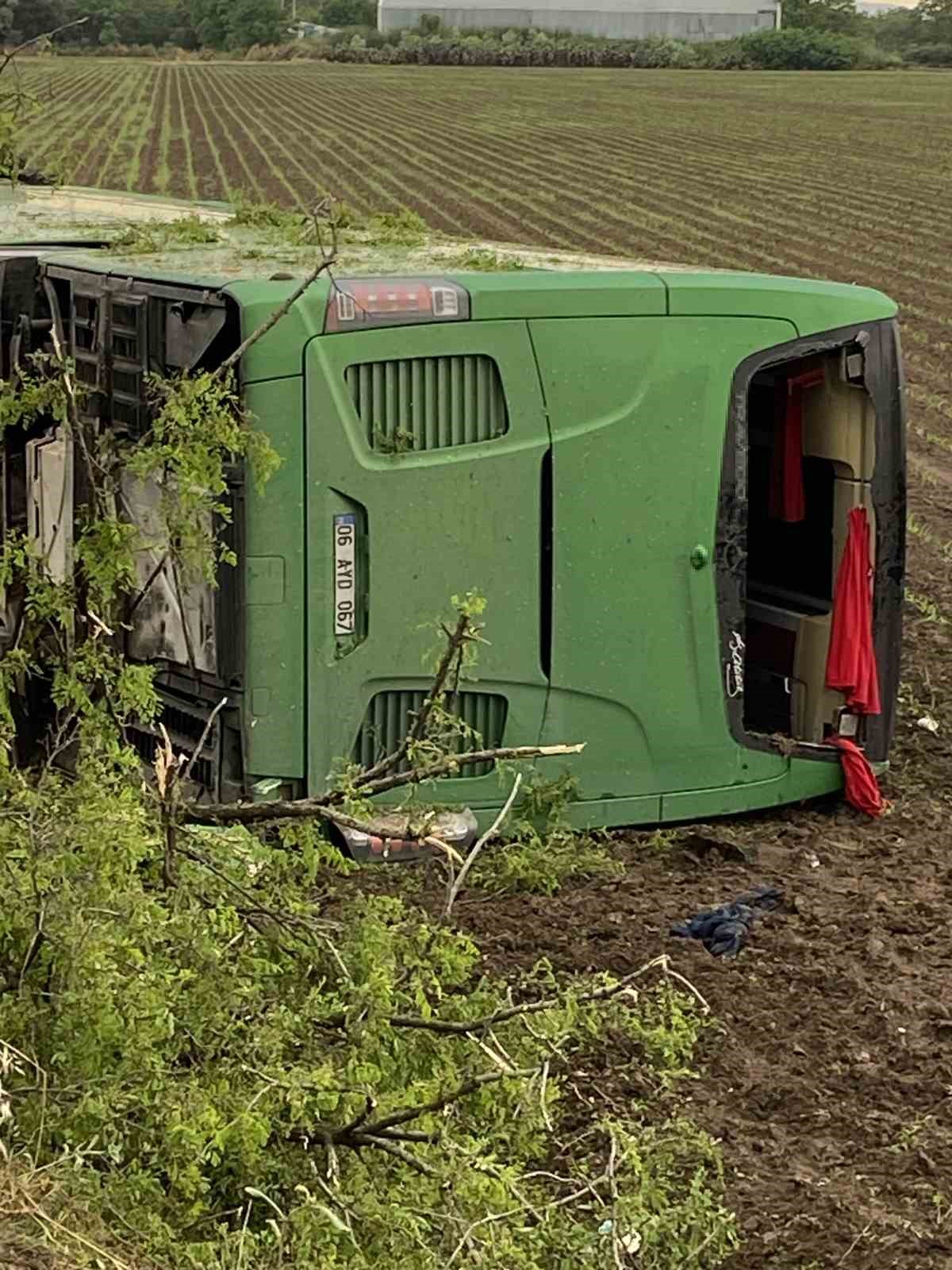 &Ccedil;anakkale&rsquo;de otob&uuml;s devrildi: &Ccedil;ok sayıda yaralı var
