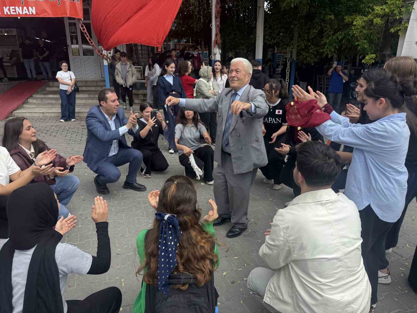 Öğrenciler balık yeme yarışması yaptı, birinci 4 çipura kazandı