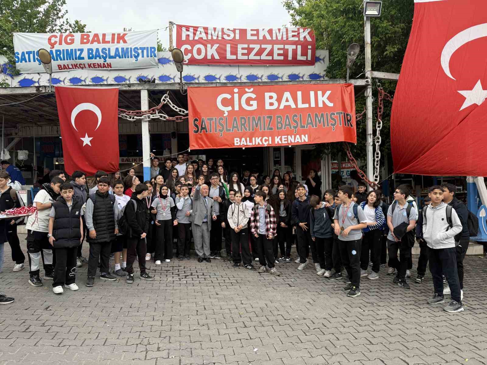 Öğrenciler balık yeme yarışması yaptı, birinci 4 çipura kazandı