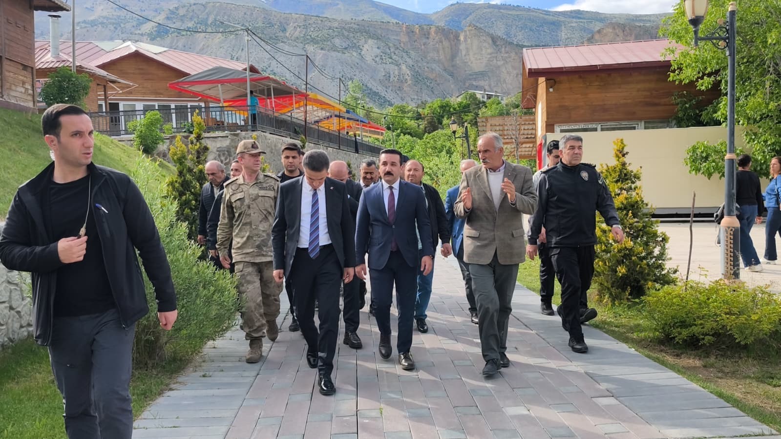 Tortum Şelalesi coştu, Vali Baruş hayran kaldı
