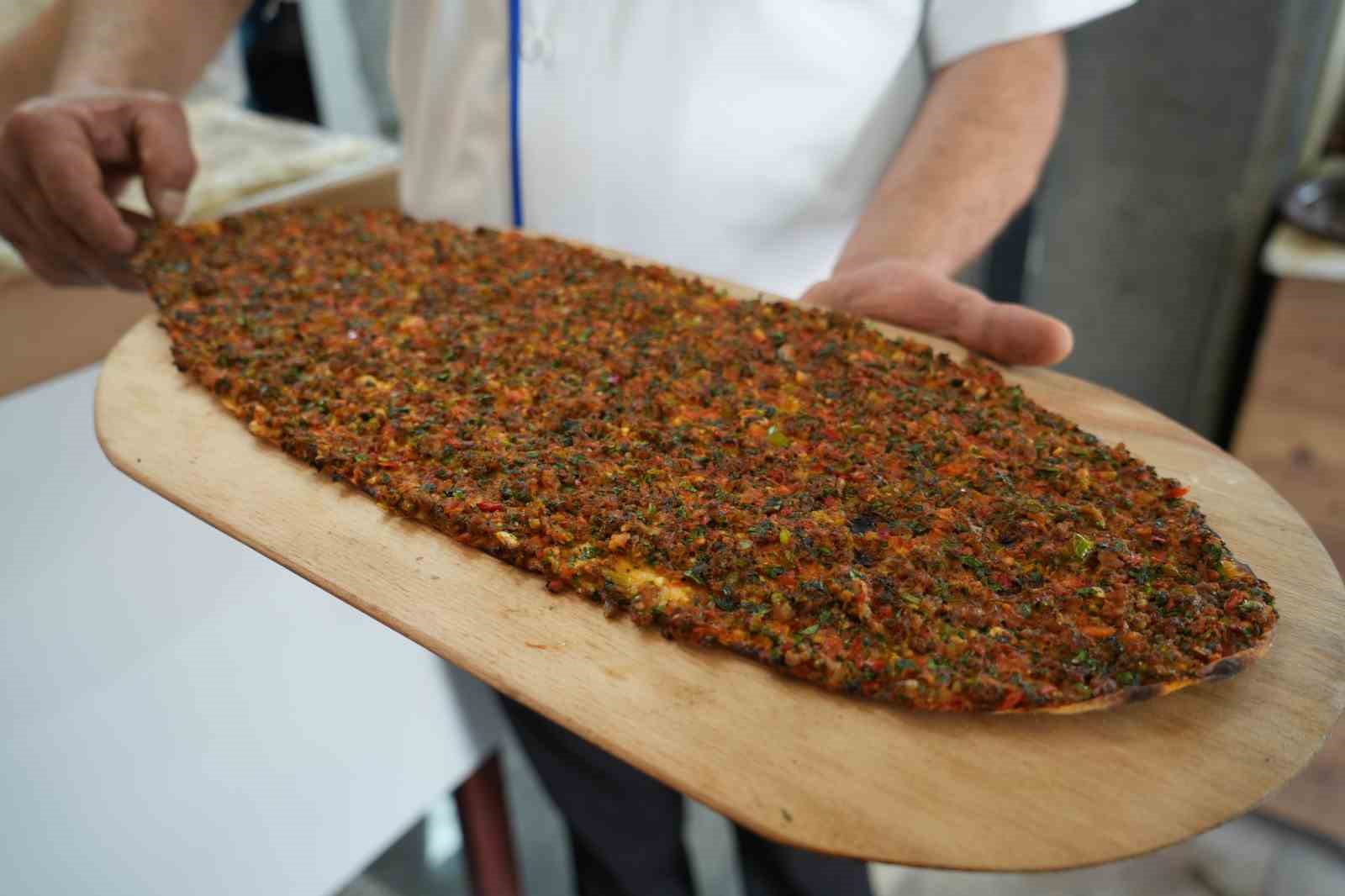 Gaziantep&rsquo;in tescilli lezzeti lahmacun 180 TL&rsquo;den satılıyor
