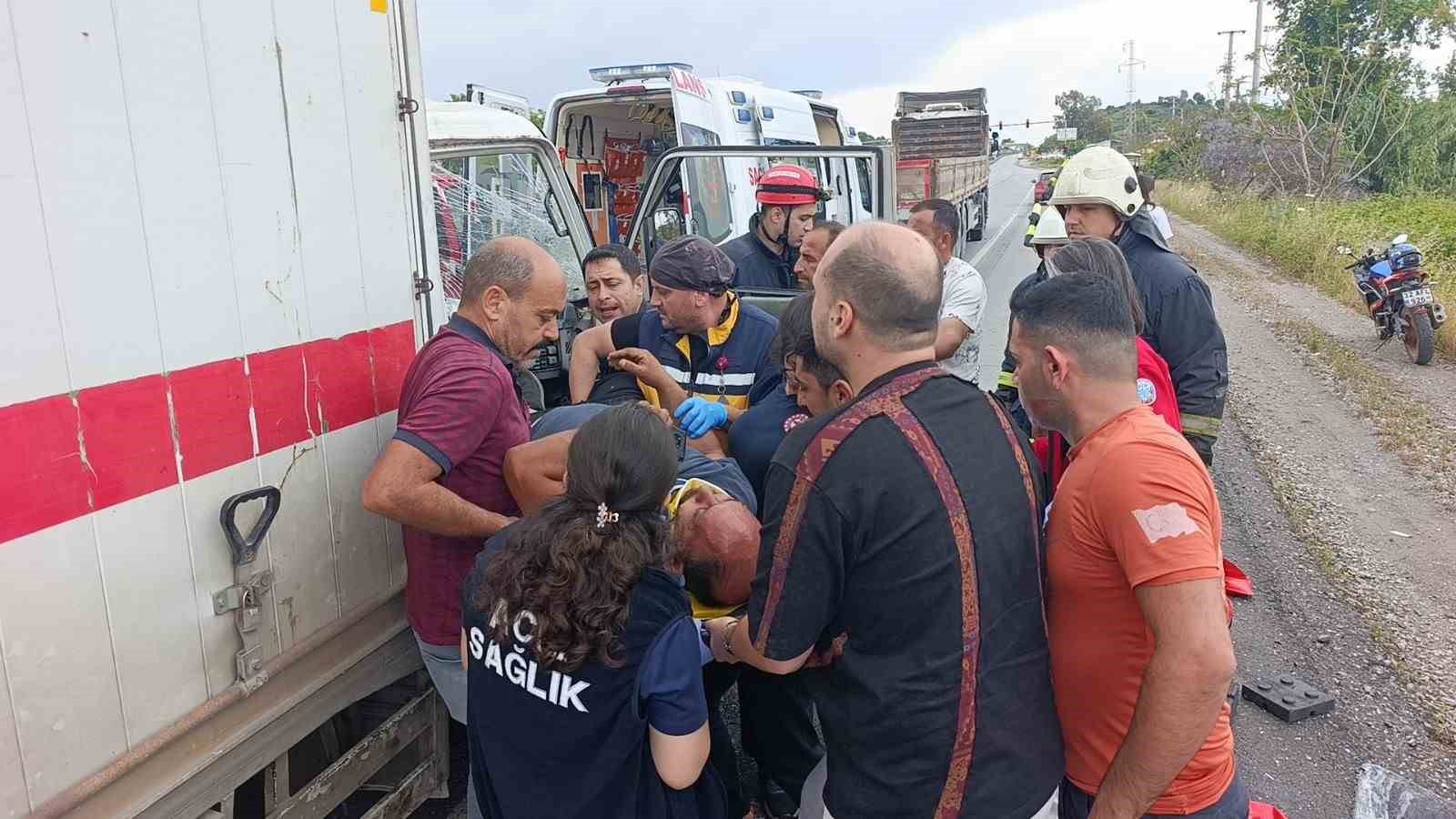 Kamyon, kırmızı ışıkta bekleyen tıra çarptı: 2 yaralı
