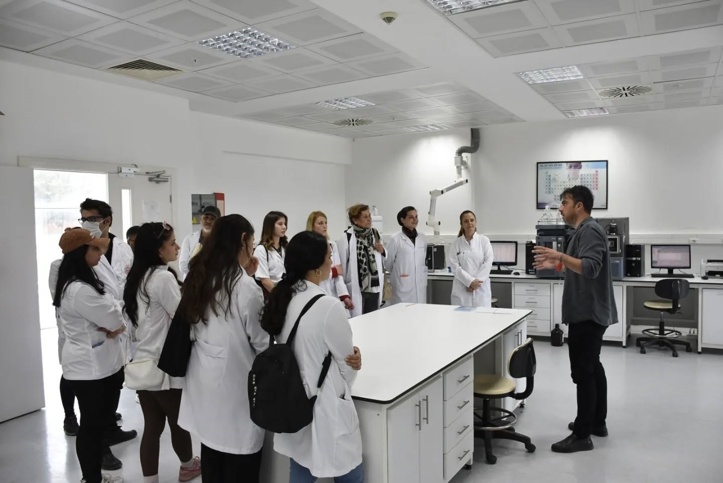 Öğrenciler ileri analiz yöntemlerini laboratuvarda inceledi
