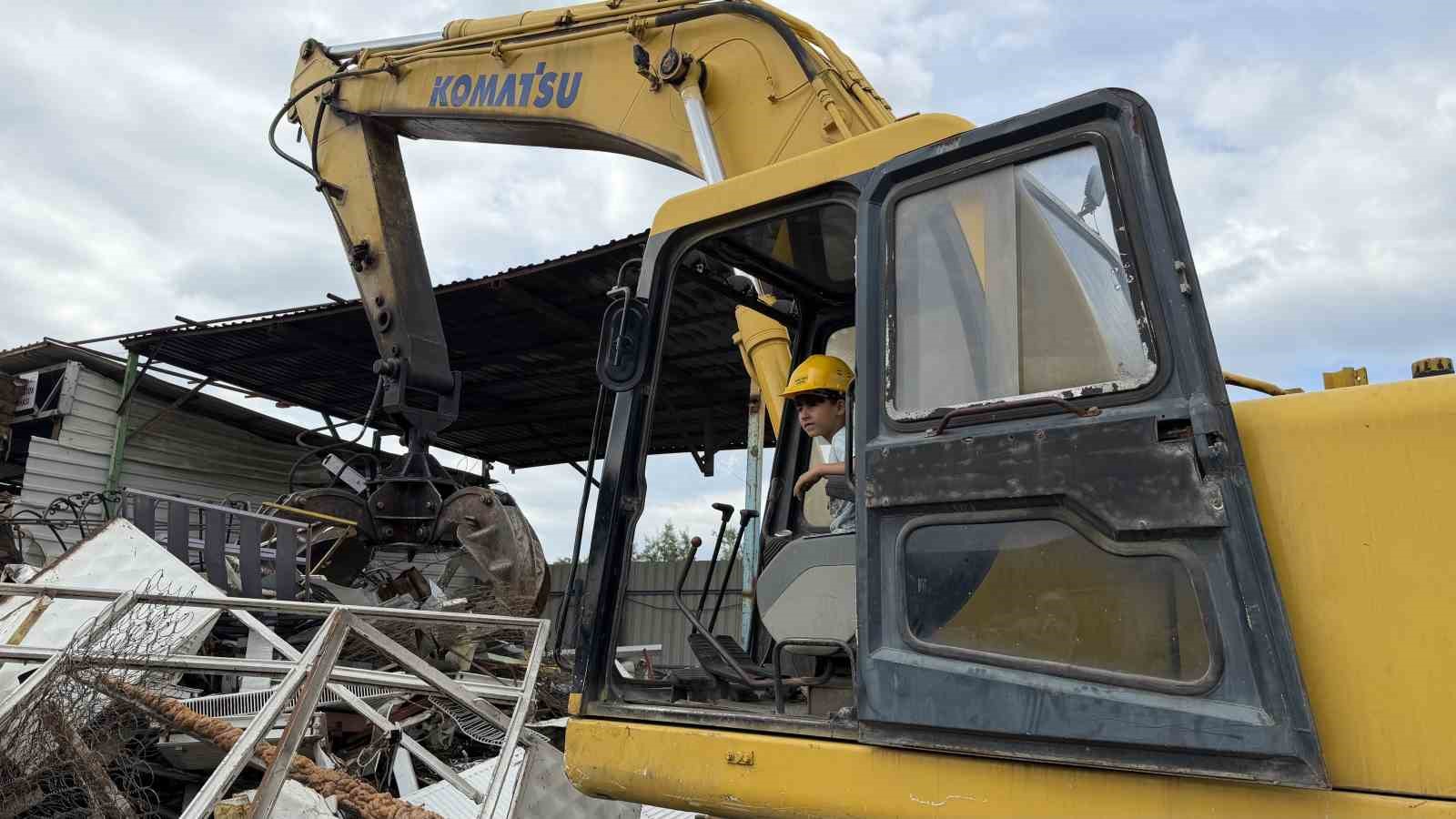 Henüz 6 yaşında ama oyuncak oynar gibi iş makinesi kullanıyor