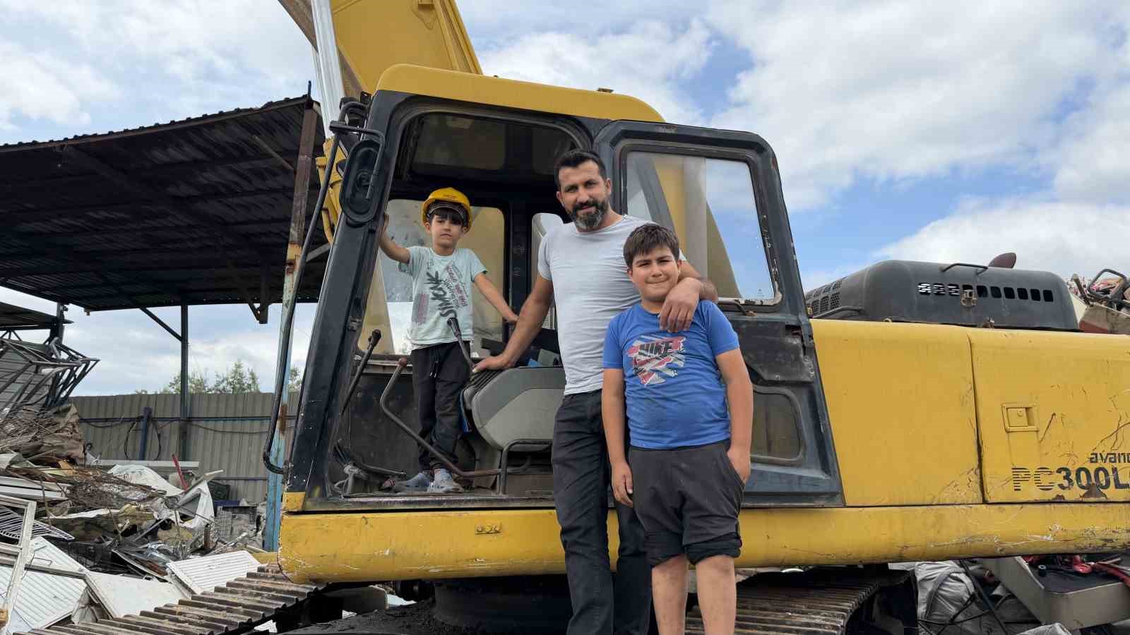 Hen&uuml;z 6 yaşında ama oyuncak oynar gibi iş makinesi kullanıyor
