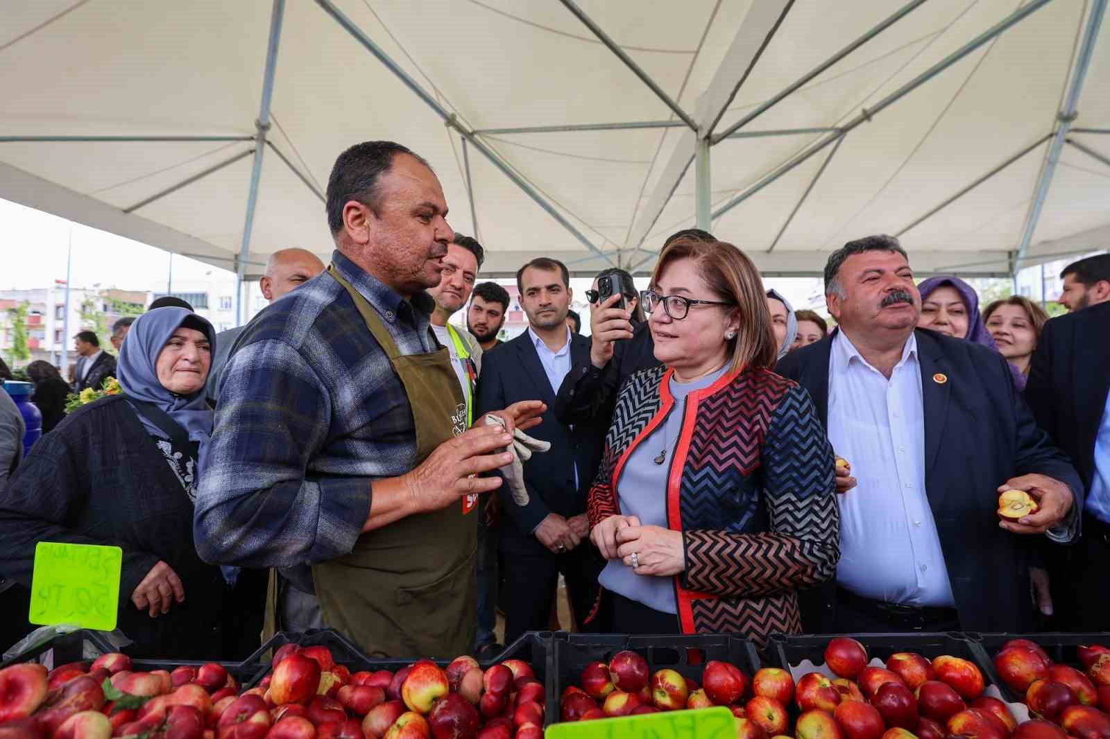 Fatma şahin, 25 Aralık mahallesi sakinleriyle bayramlaştı
