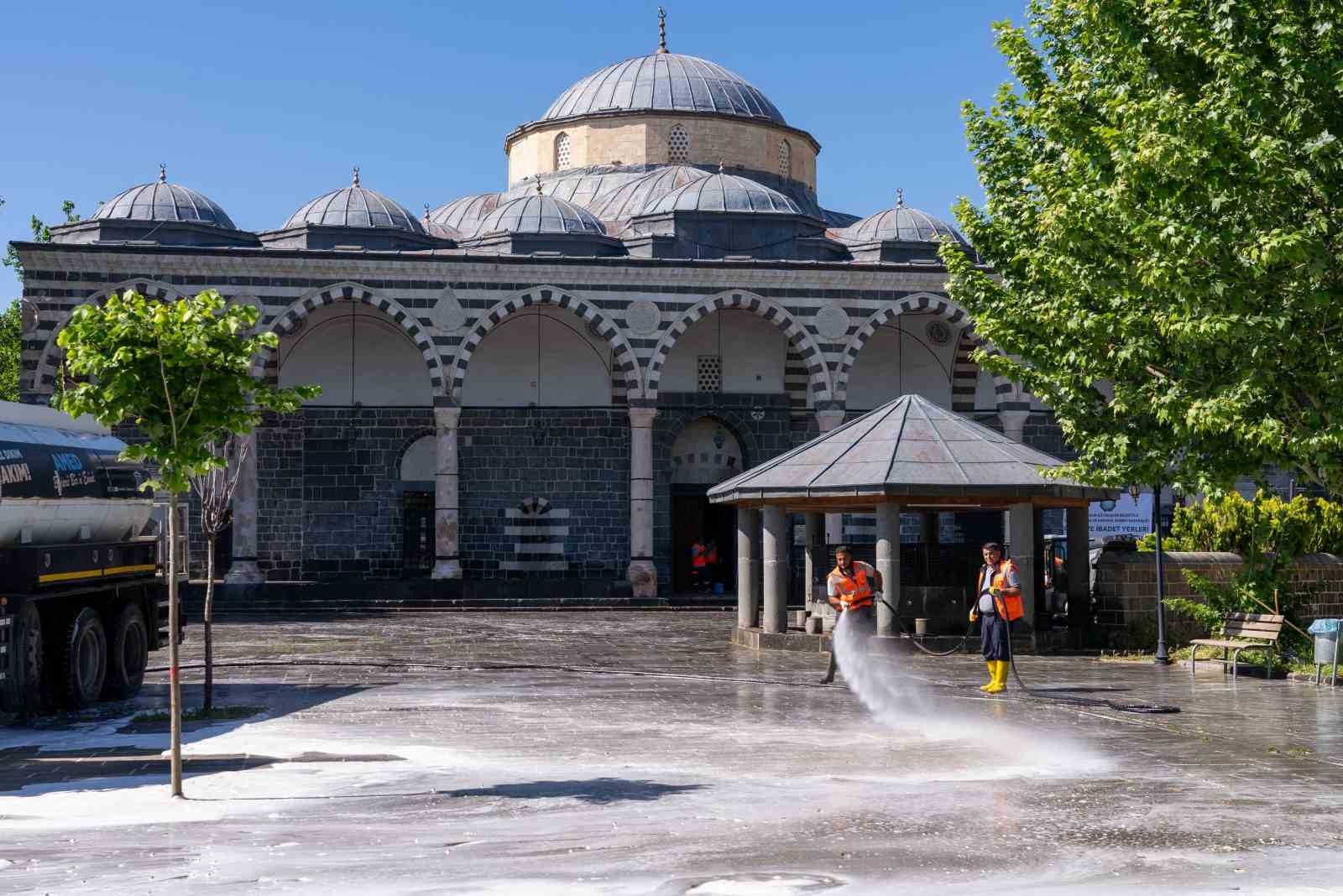 İbadethanelerde bayram temizliği
