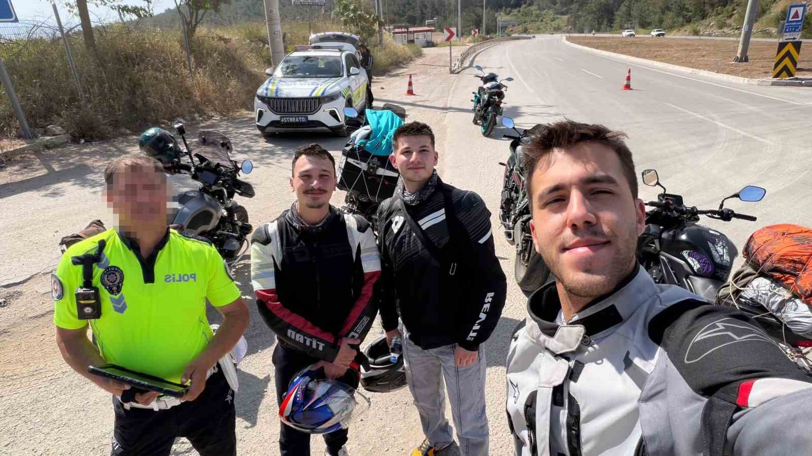 Eskişehir’de motosikletini bağlayan polis ile Antalya’da karşılaşan sürücü fotoğraf çektirdi