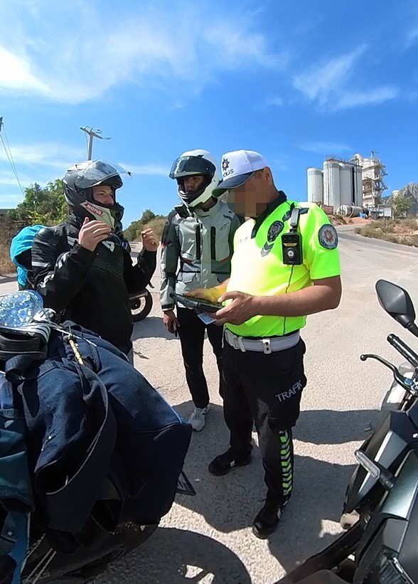 Eskişehir’de motosikletini bağlayan polis ile Antalya’da karşılaşan sürücü fotoğraf çektirdi