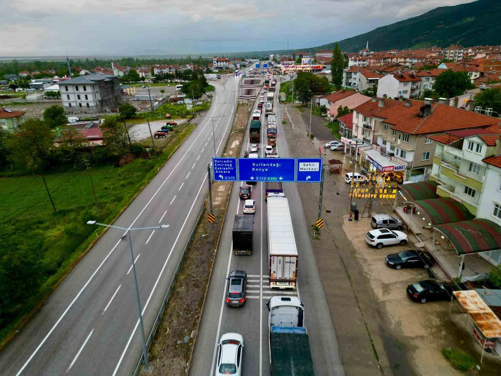 Afyonkarahisar’daki kara yollarında bayram trafiği yoğunluğu