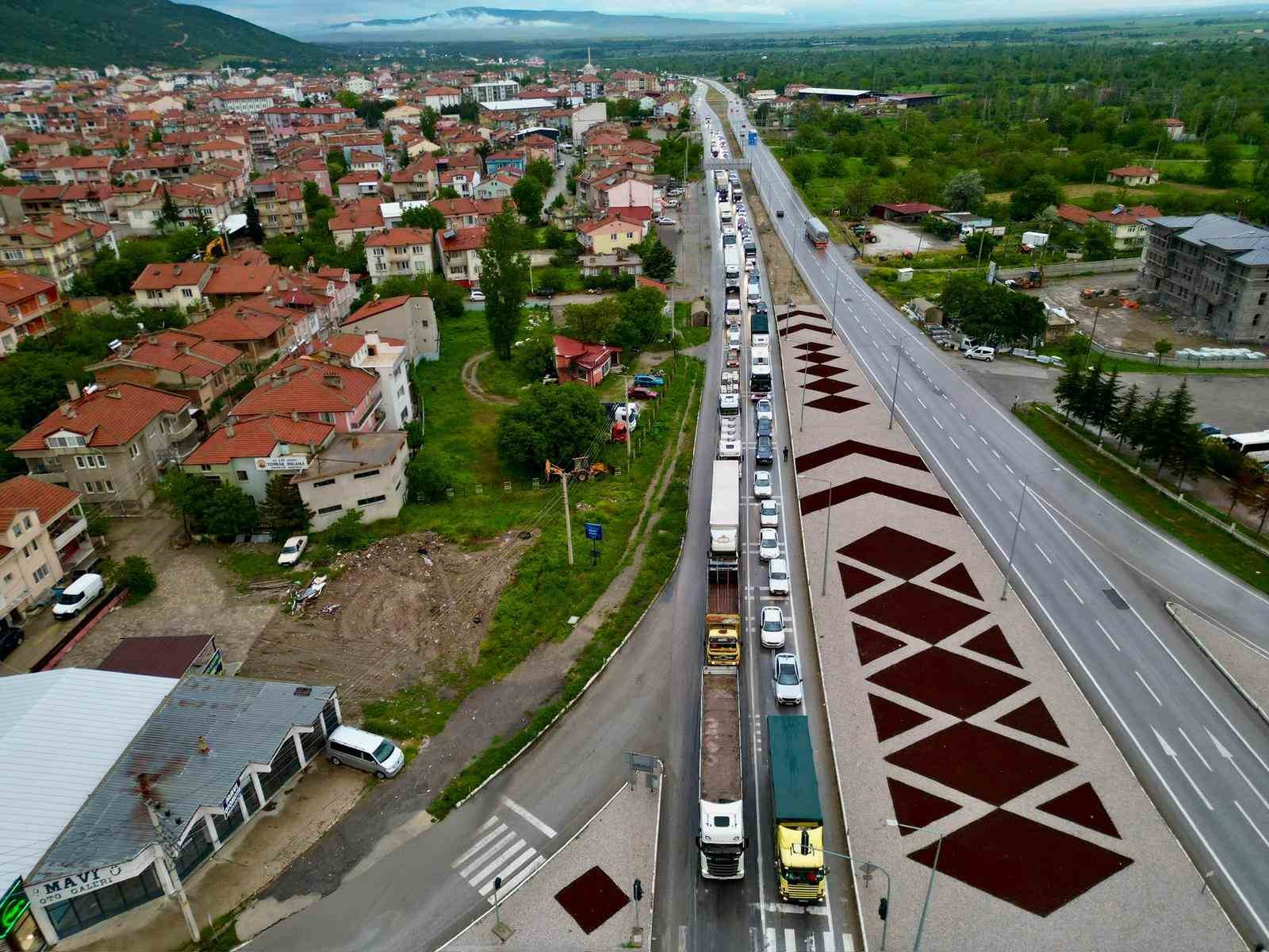 Afyonkarahisar’daki kara yollarında bayram trafiği yoğunluğu