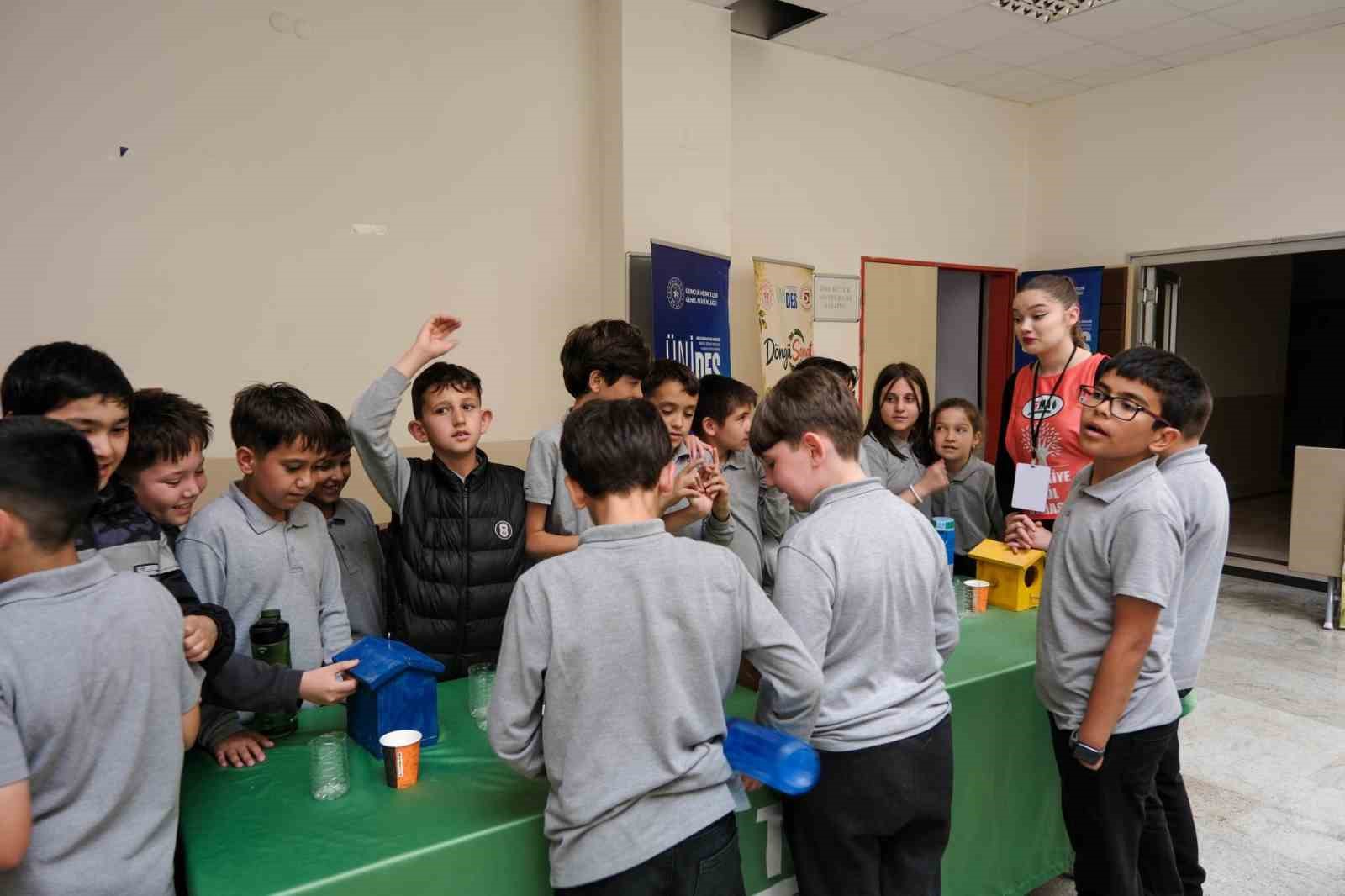BŞE&Uuml;&rsquo;de geri d&ouml;n&uuml;ş&uuml;m malzemeleri sanata d&ouml;n&uuml;şt&uuml;
