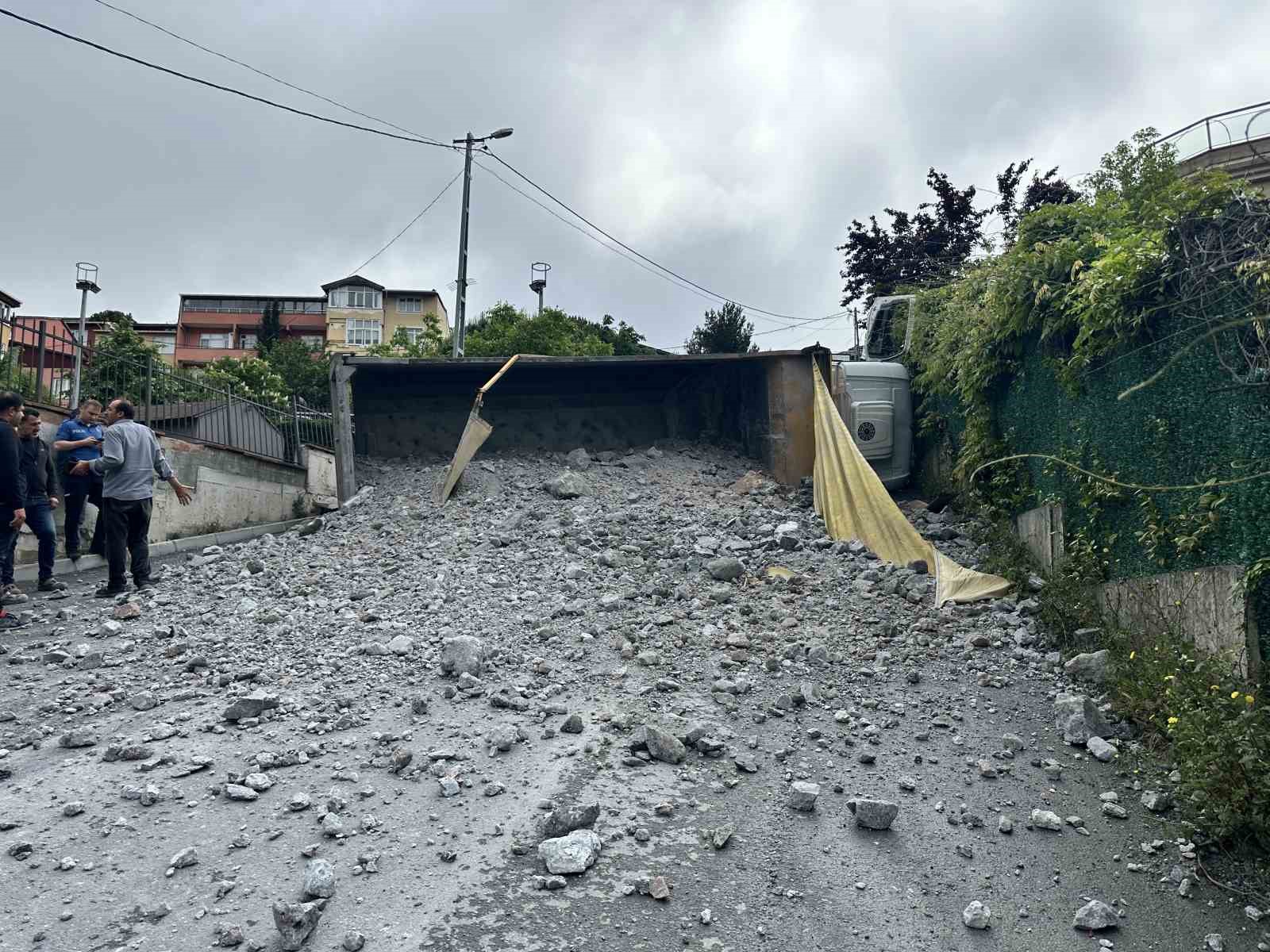 Sarıyer’de moloz yüklü kamyon geri kayarak devrildi, sürücü yaralandı