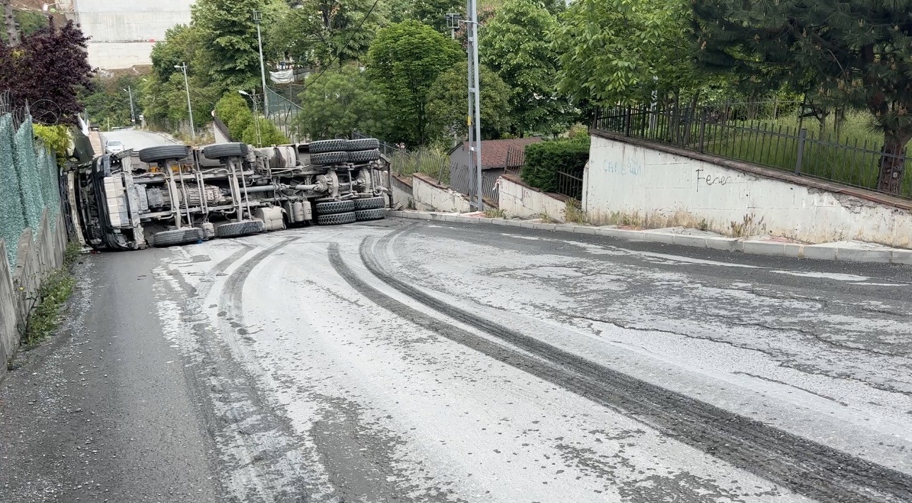 Sarıyer&rsquo;de moloz y&uuml;kl&uuml; kamyon geri kayarak devrildi, s&uuml;r&uuml;c&uuml; yaralandı

