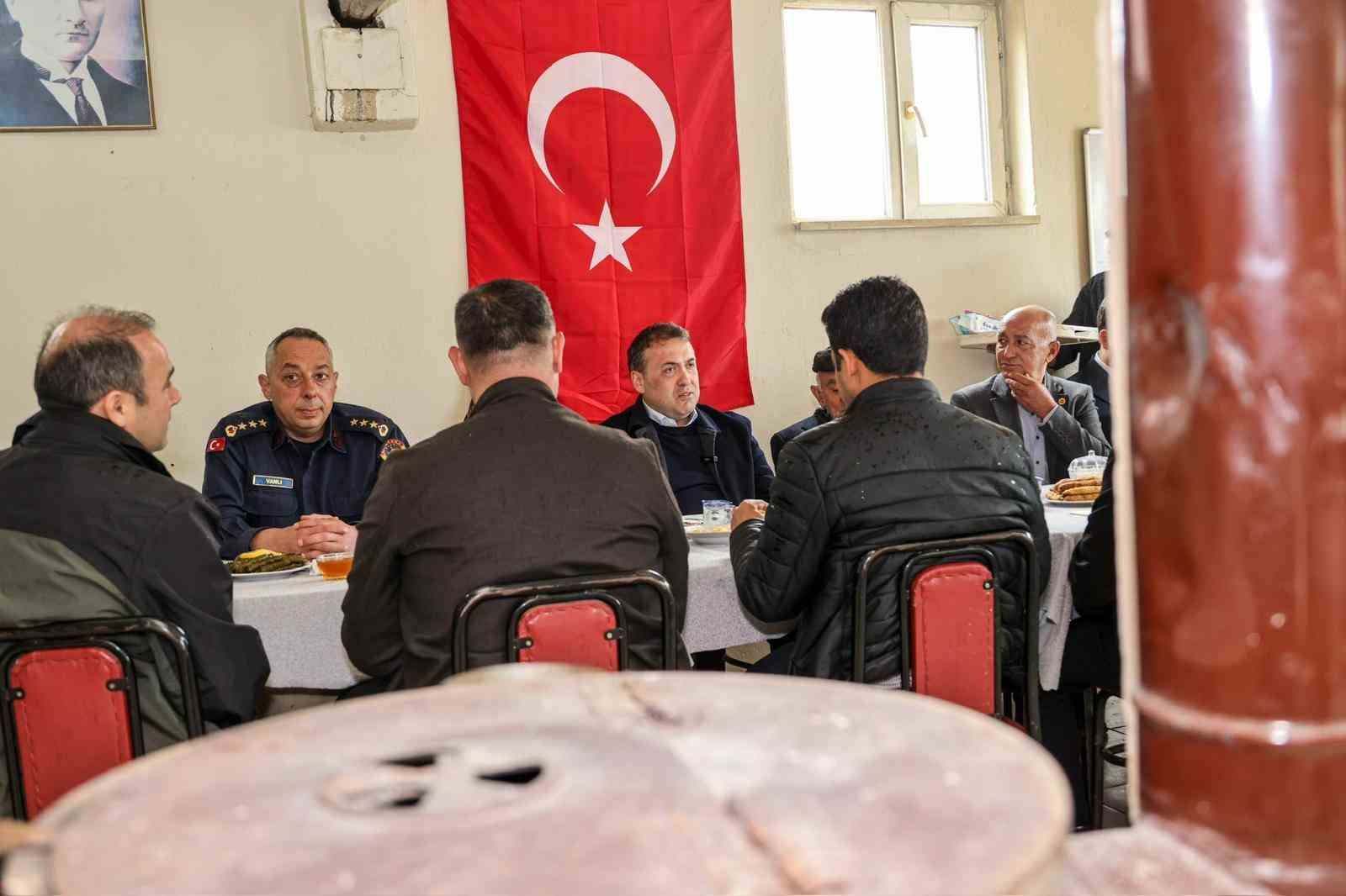 Vali S&ouml;zer Hıdırellez şenliğine otob&uuml;sle gitti
