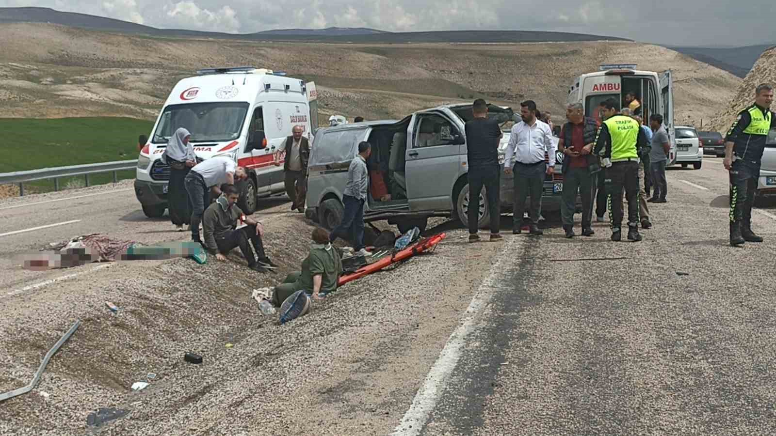 Bayram tatili yolunda feci kaza: 1 ölü, 8 yaralı
