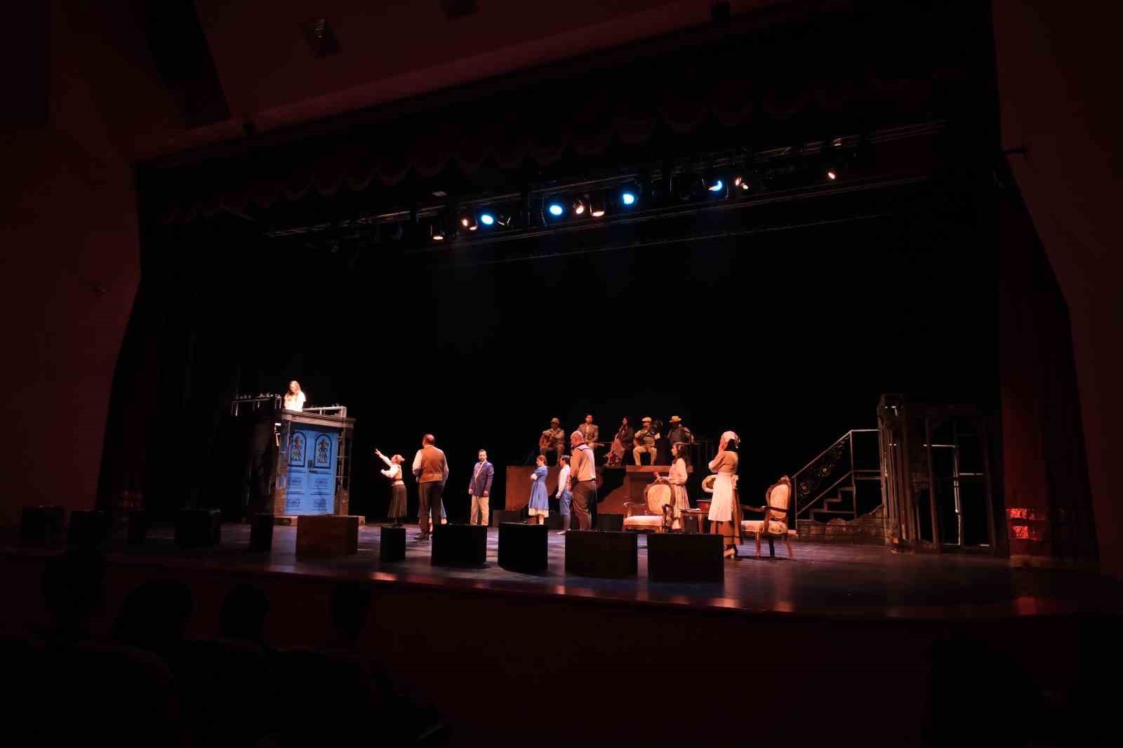 Eskişehir K&uuml;lt&uuml;r Yolu Festivali&rsquo;nde tiyatro ve geleneksel el sanatları ilgi odağı oldu
