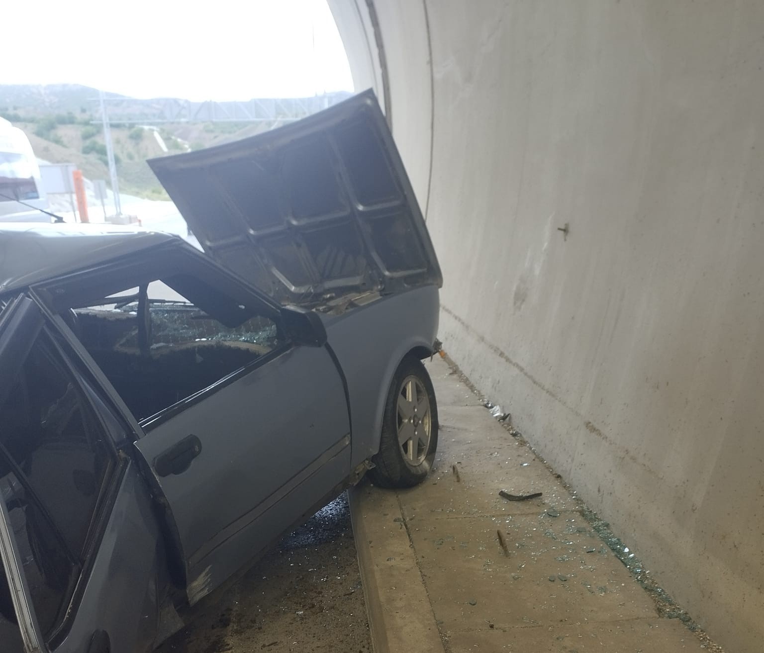 Tünelde duvara çarpan Tofaş hurdaya döndü: 3 yaralı
