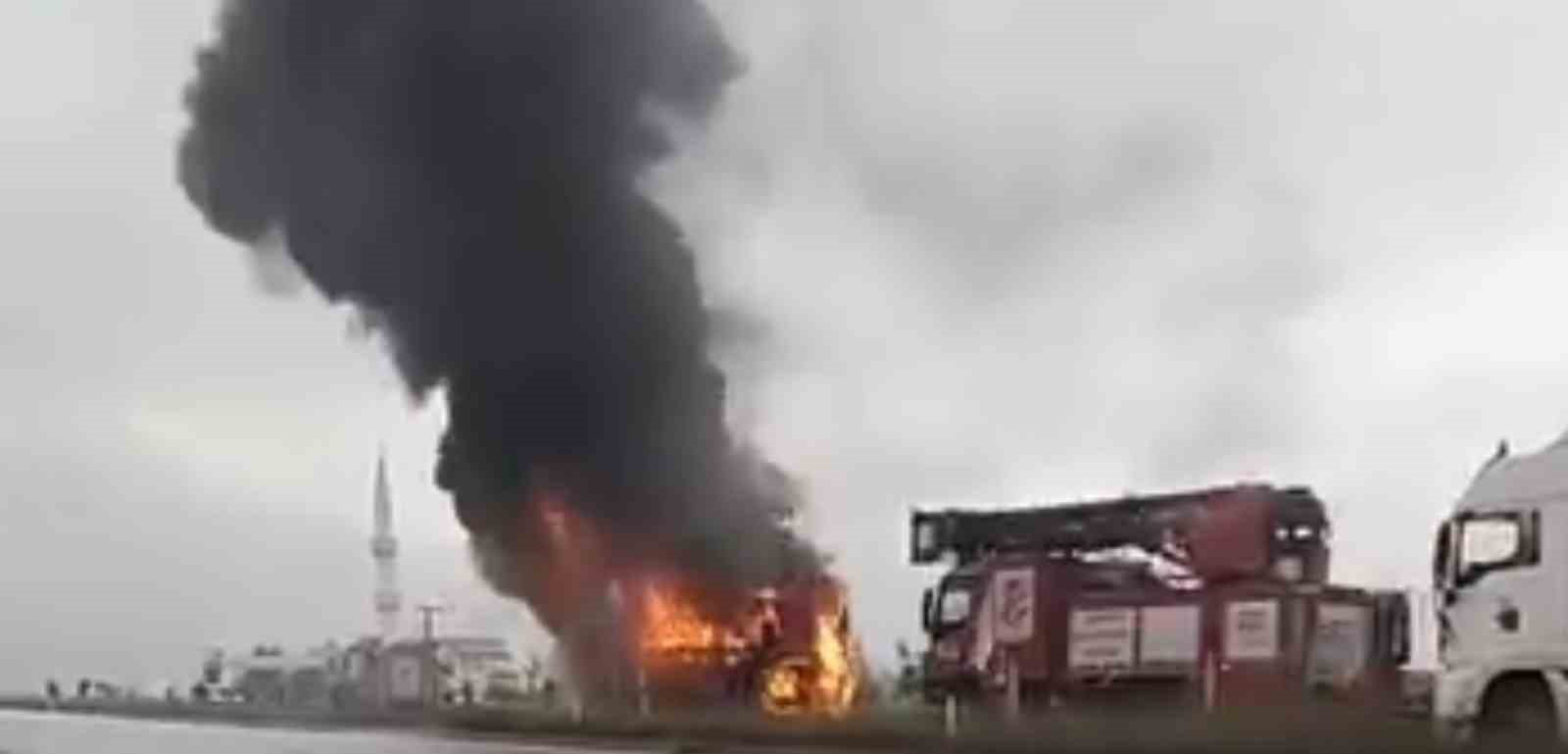 Bayram yolcularını taşıyan otobüs alevlere teslim oldu