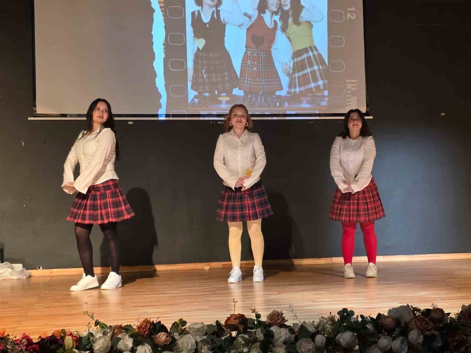 &Ouml;ğrencilerin Yeşil&ccedil;am Defilesi &ccedil;ok beğenildi
