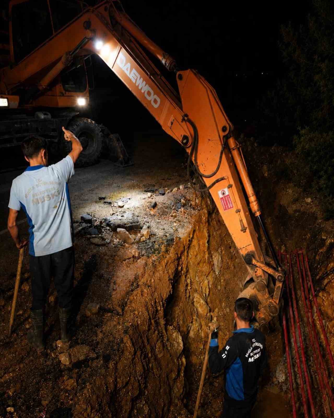 MUSKİ ekiplerinden Torba’daki su isale hattı patlamasına gece müdahalesi