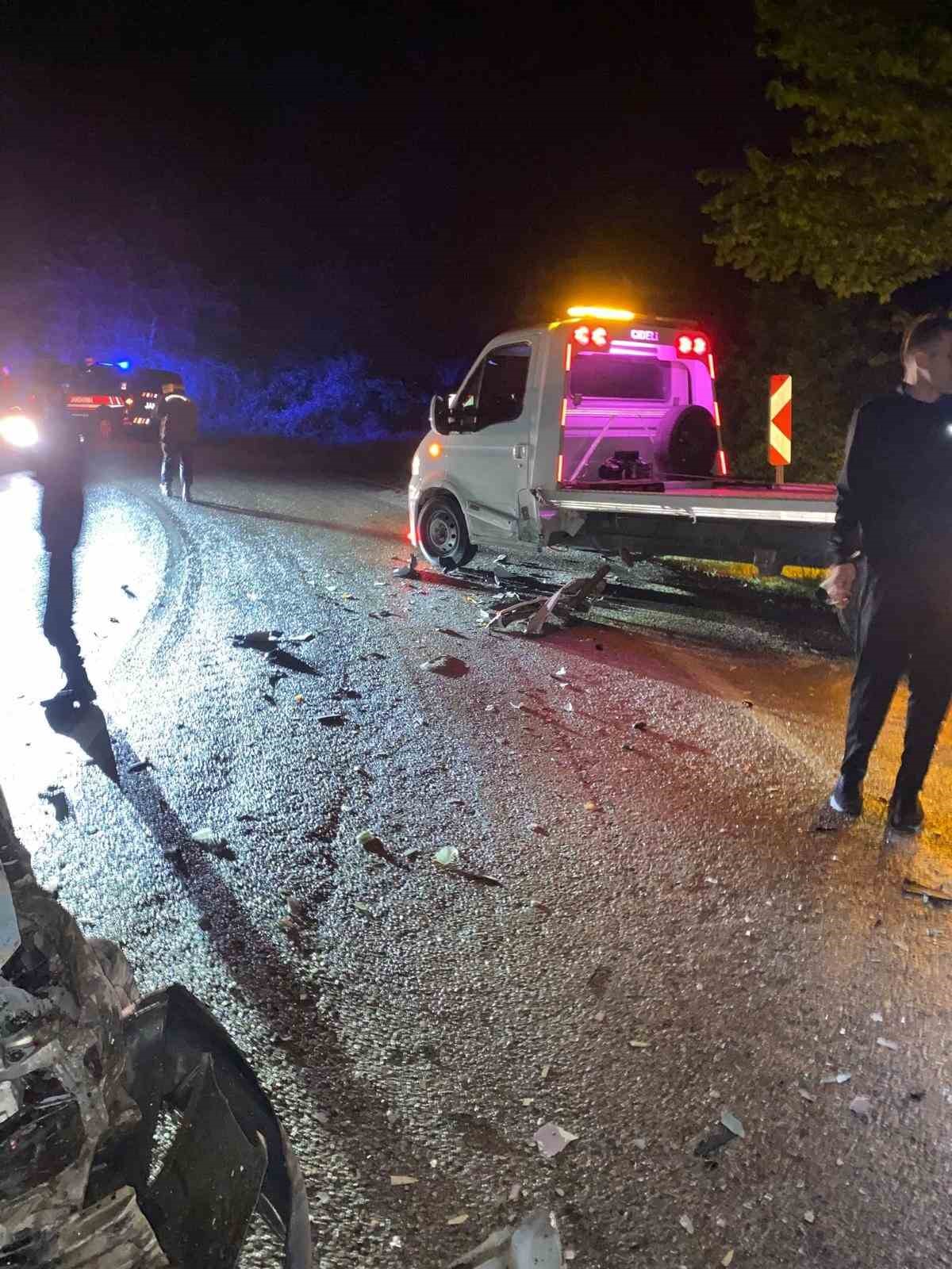 Yolda kalan aracı almak için giden çekiciye otomobil çarptı