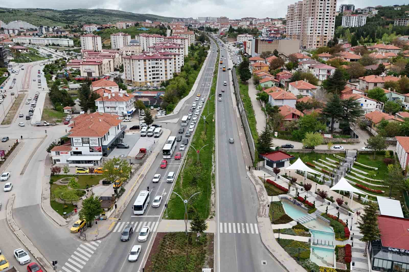 T&uuml;rkiye&rsquo;nin ge&ccedil;iş g&uuml;zergahı Yozgat&rsquo;ta bayram trafiği yoğunluğu
